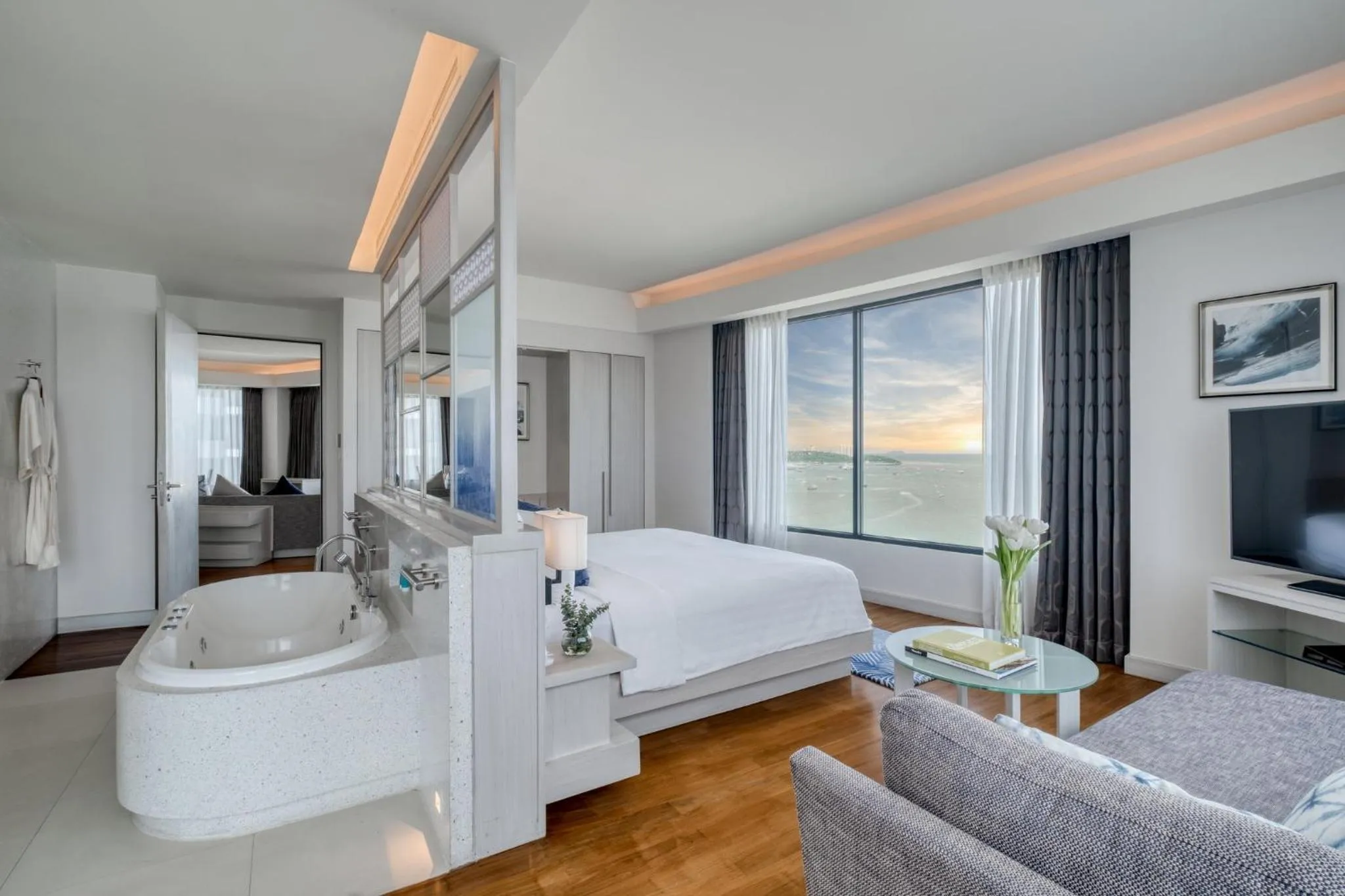 Photo of the whole room, Bed in Amari Pattaya