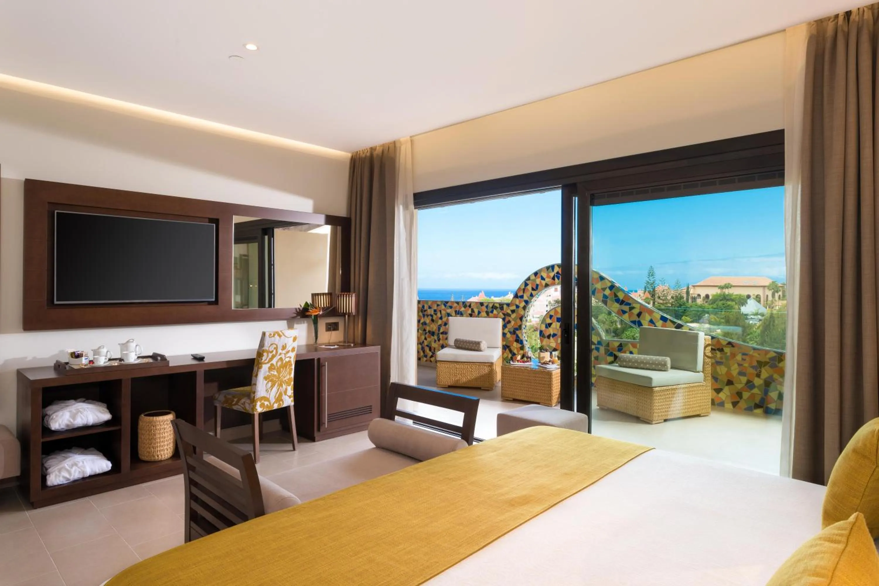 Photo of the whole room, Bed in GF Victoria