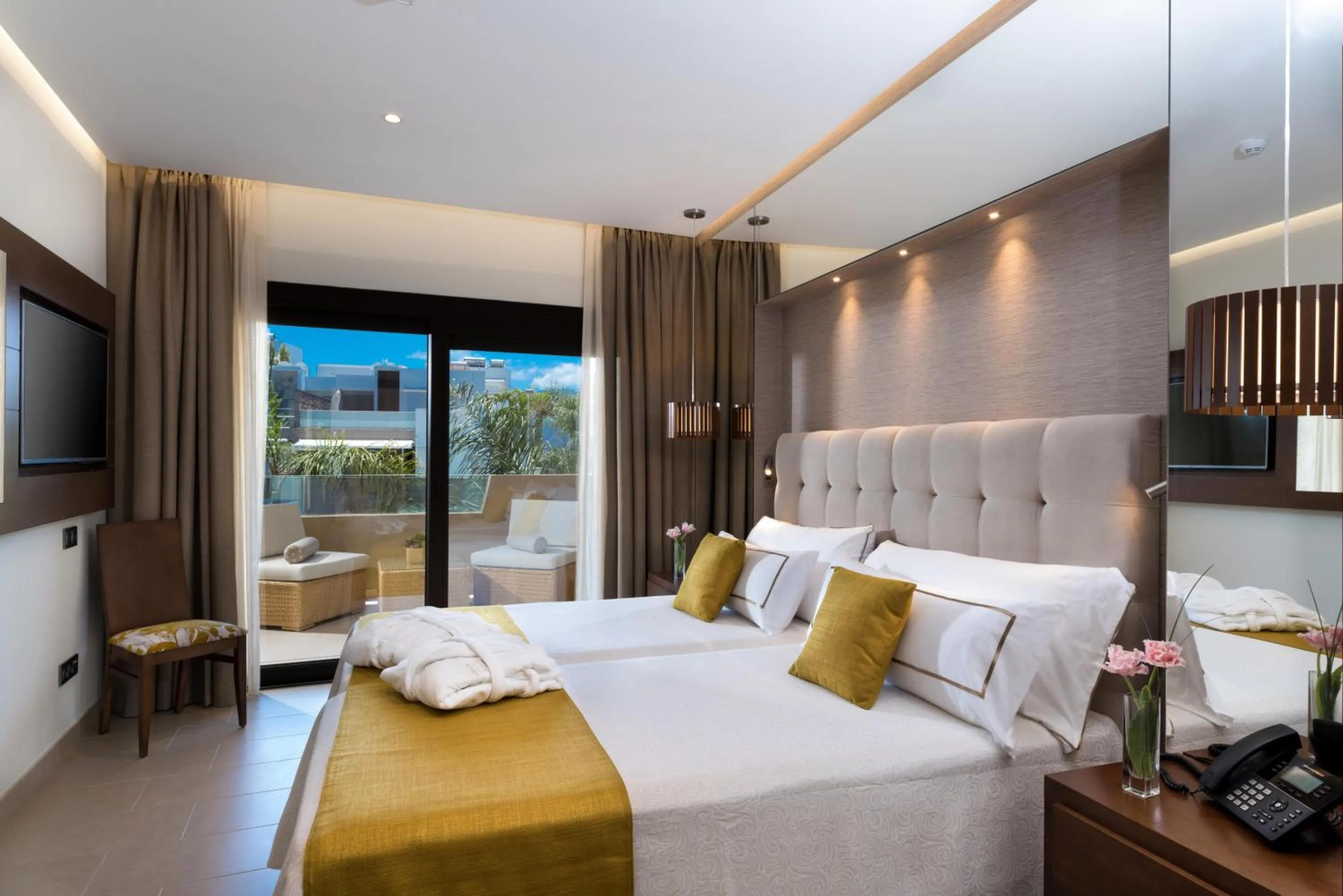 Photo of the whole room, Bed in GF Victoria