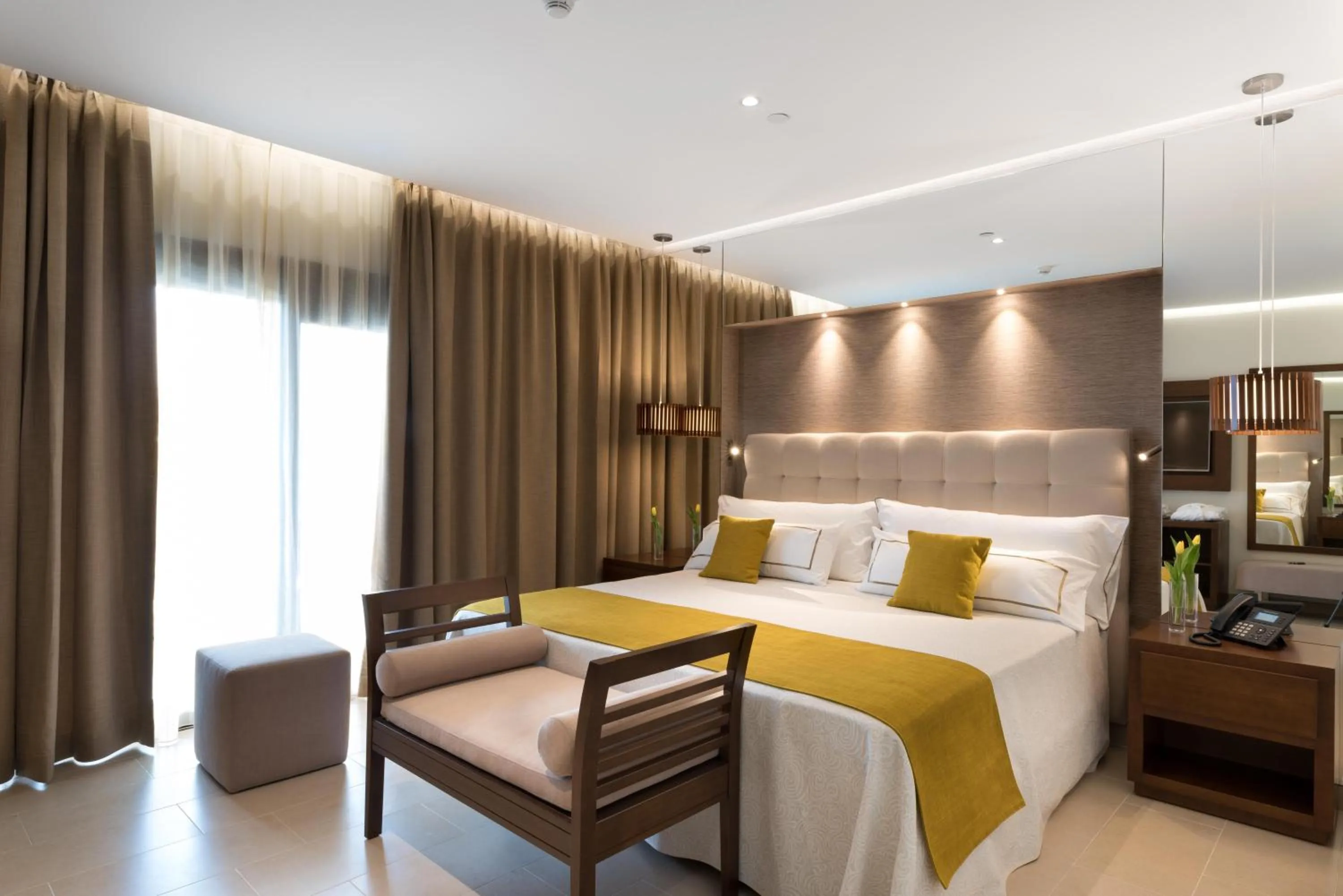 Photo of the whole room, Bed in GF Victoria