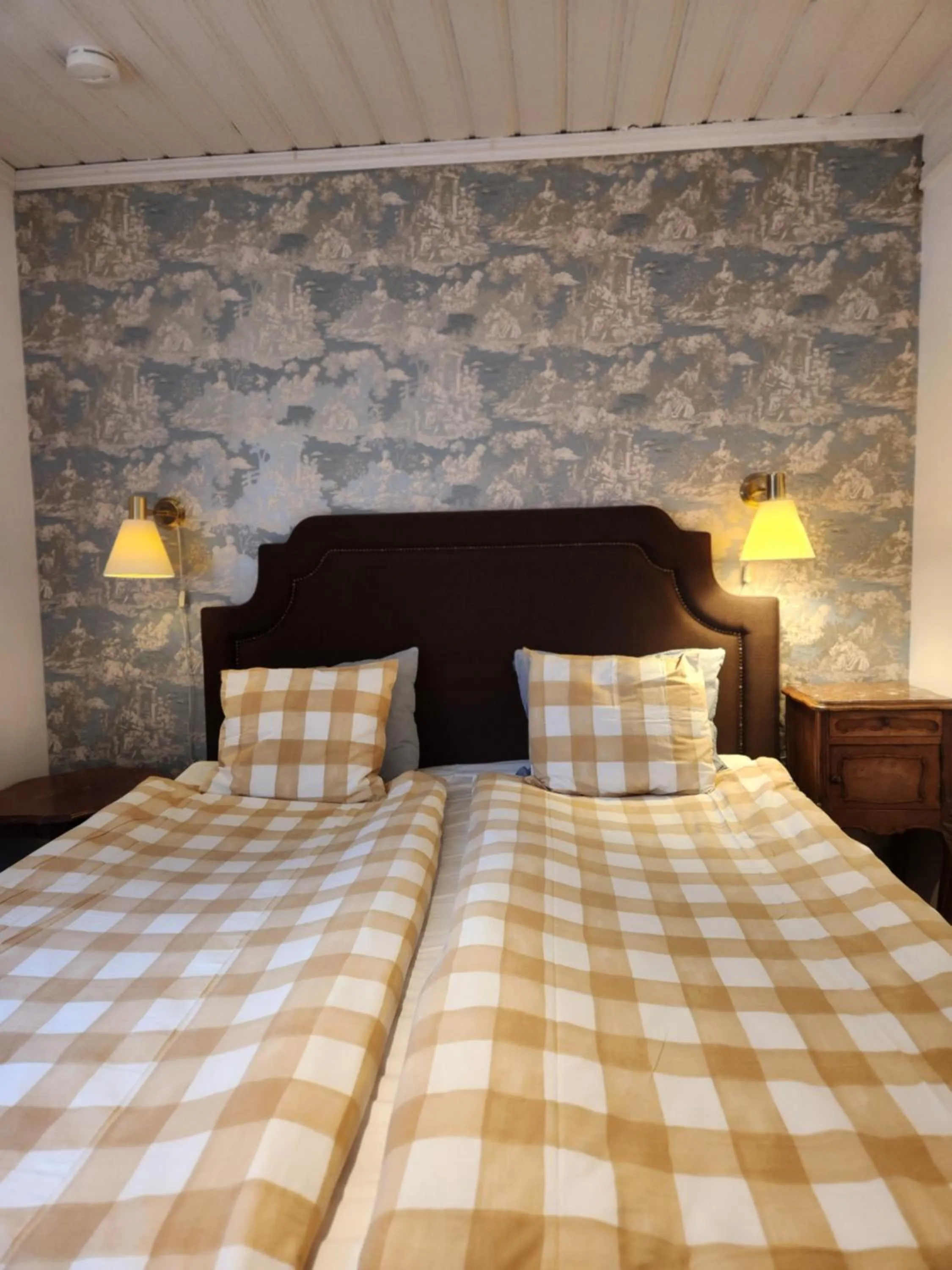Bed in Hem till Gården boutique hotel