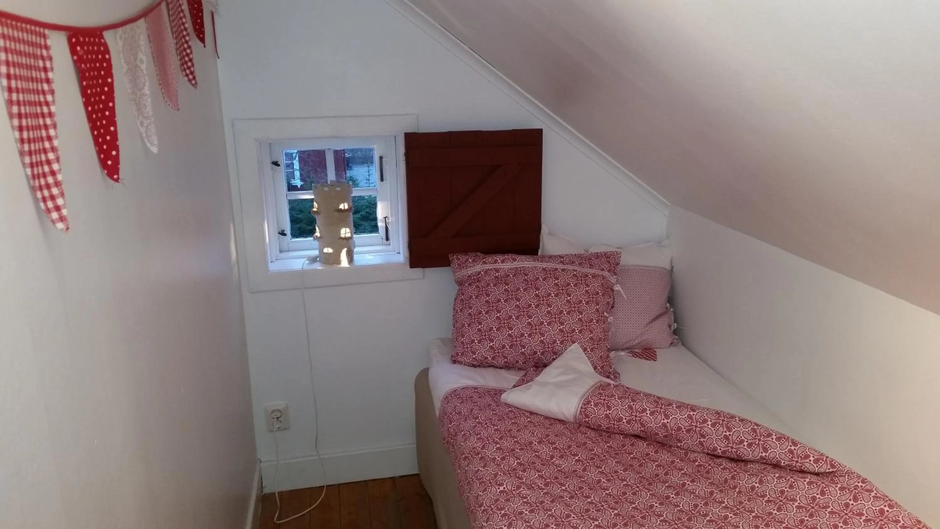 Photo of the whole room, Bed in Hem till Gården boutique hotel