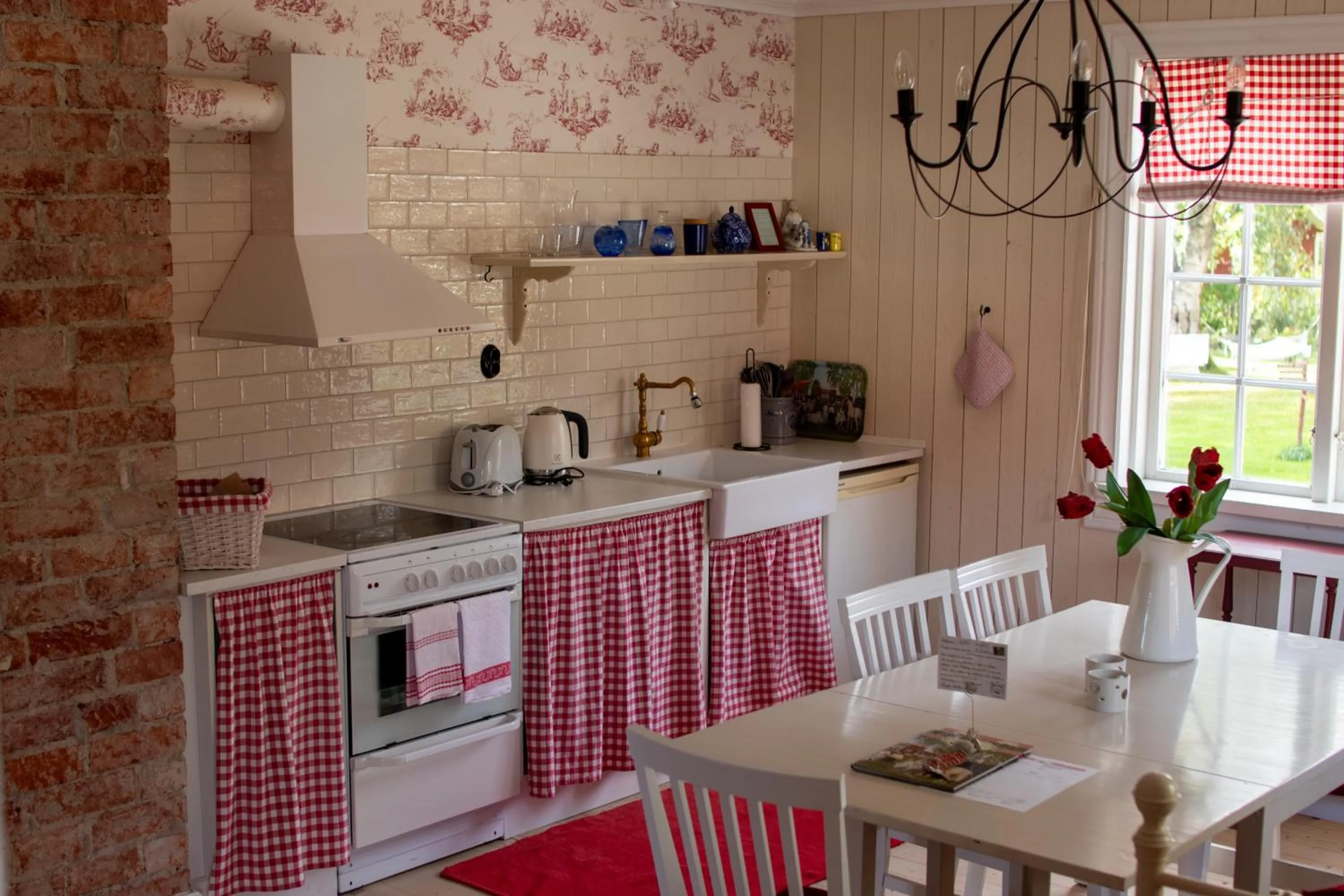 Kitchen or kitchenette in Hem till Gården boutique hotel
