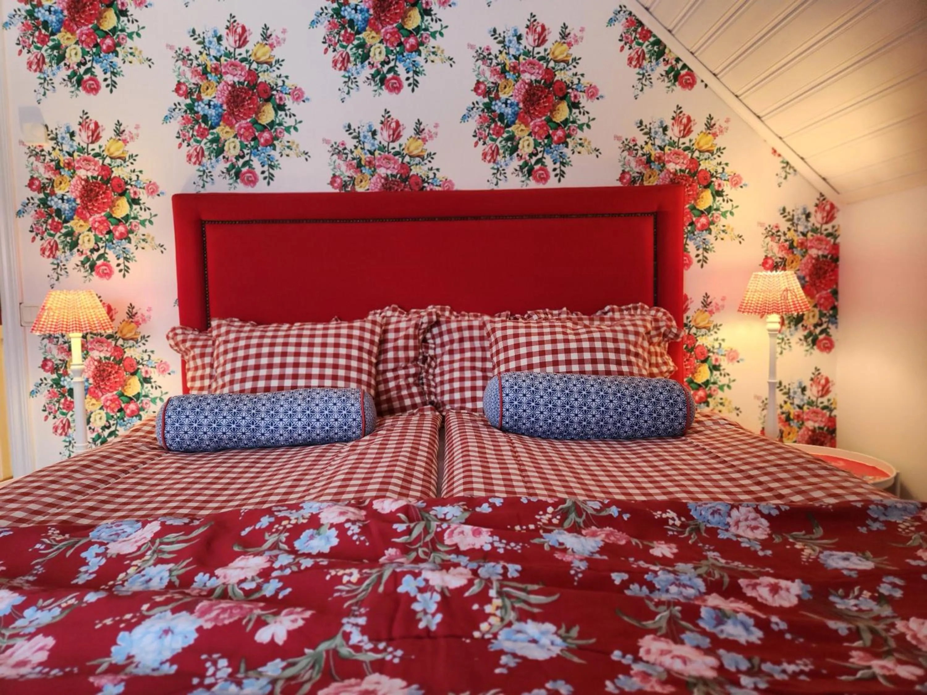Bed in Hem till Gården boutique hotel