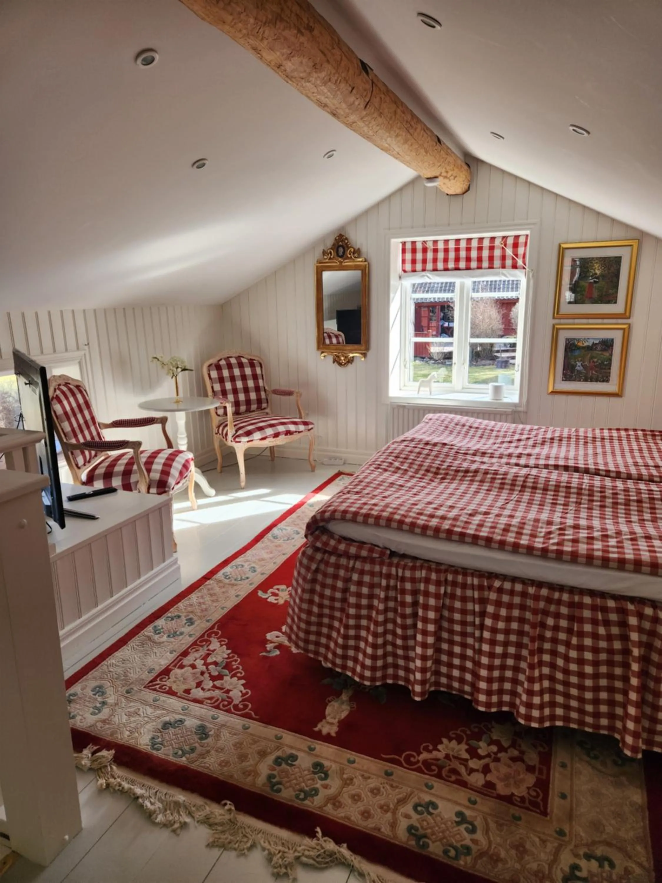 Photo of the whole room, Bed in Hem till Gården boutique hotel