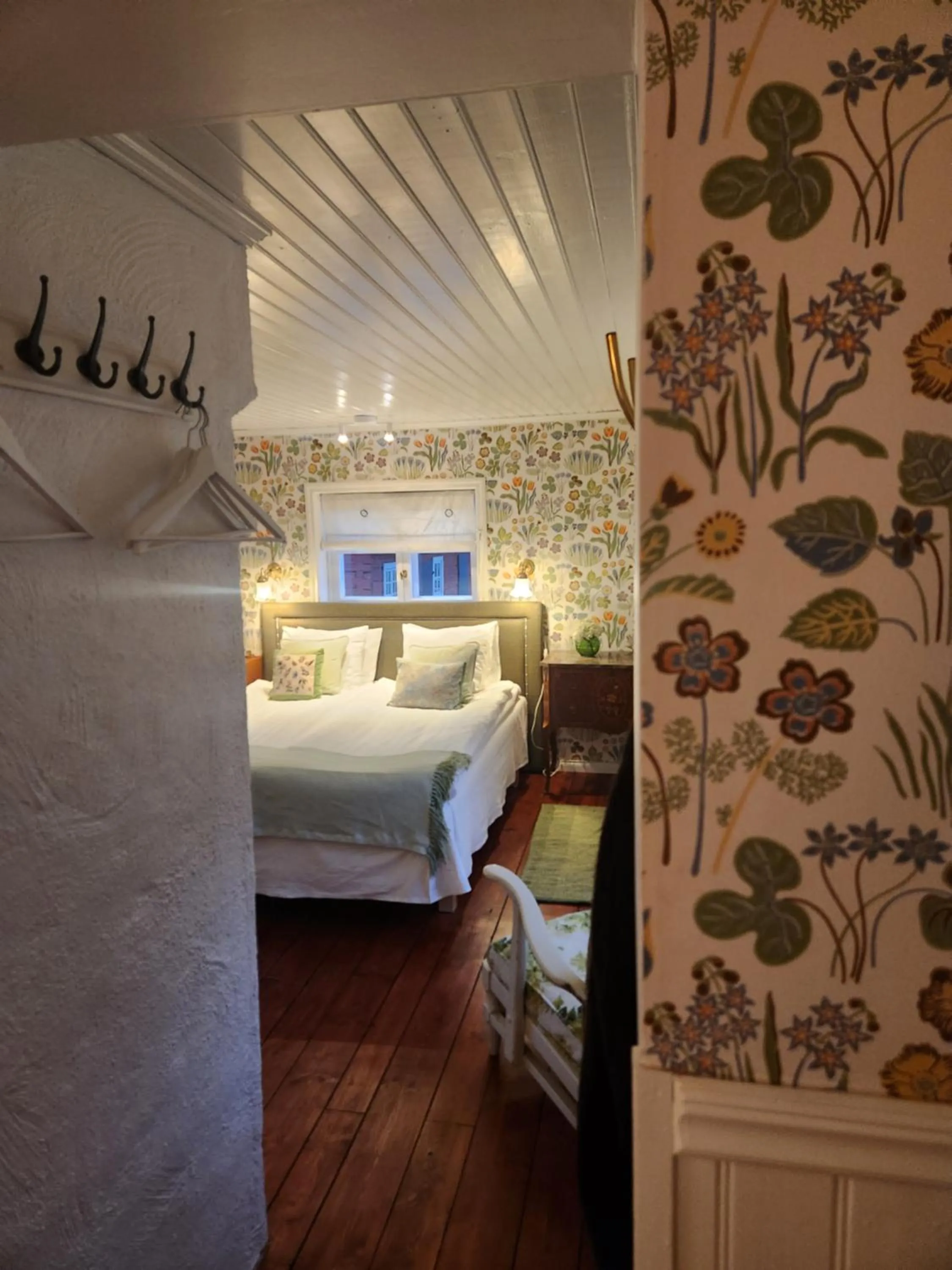 Photo of the whole room, Bed in Hem till Gården boutique hotel