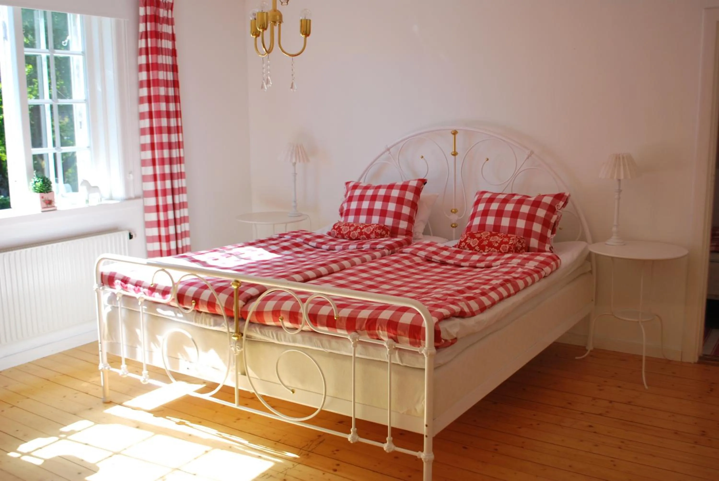 Photo of the whole room, Bed in Hem till Gården boutique hotel