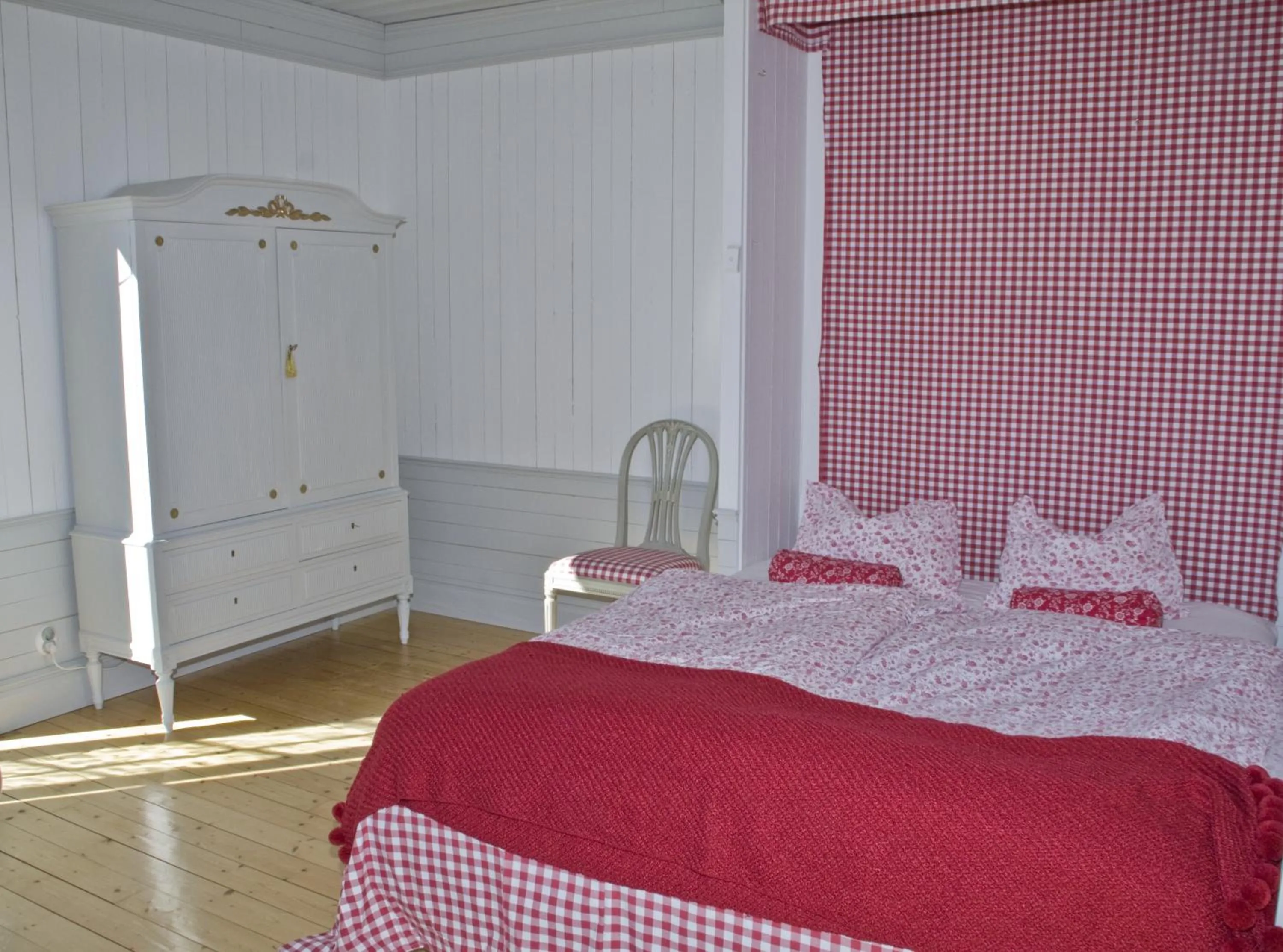 Photo of the whole room, Bed in Hem till Gården boutique hotel
