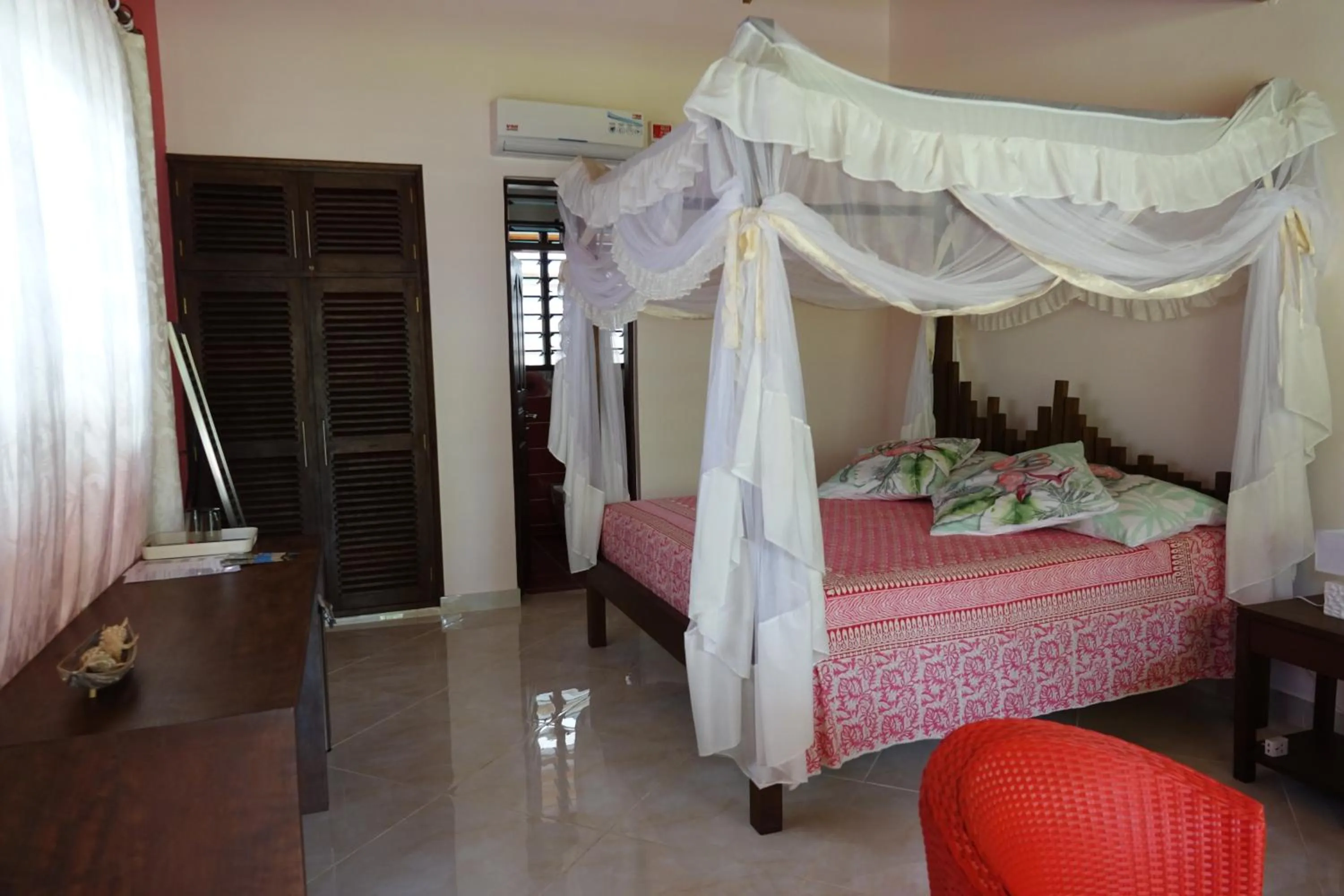 Photo of the whole room, Bed in Residence Maison Müge