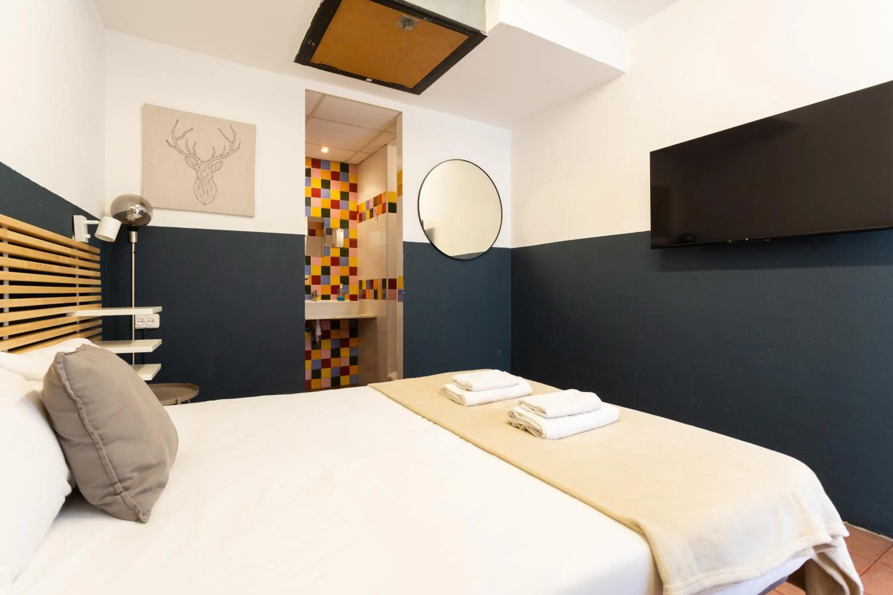 Photo of the whole room, Bed in Mambo Tango