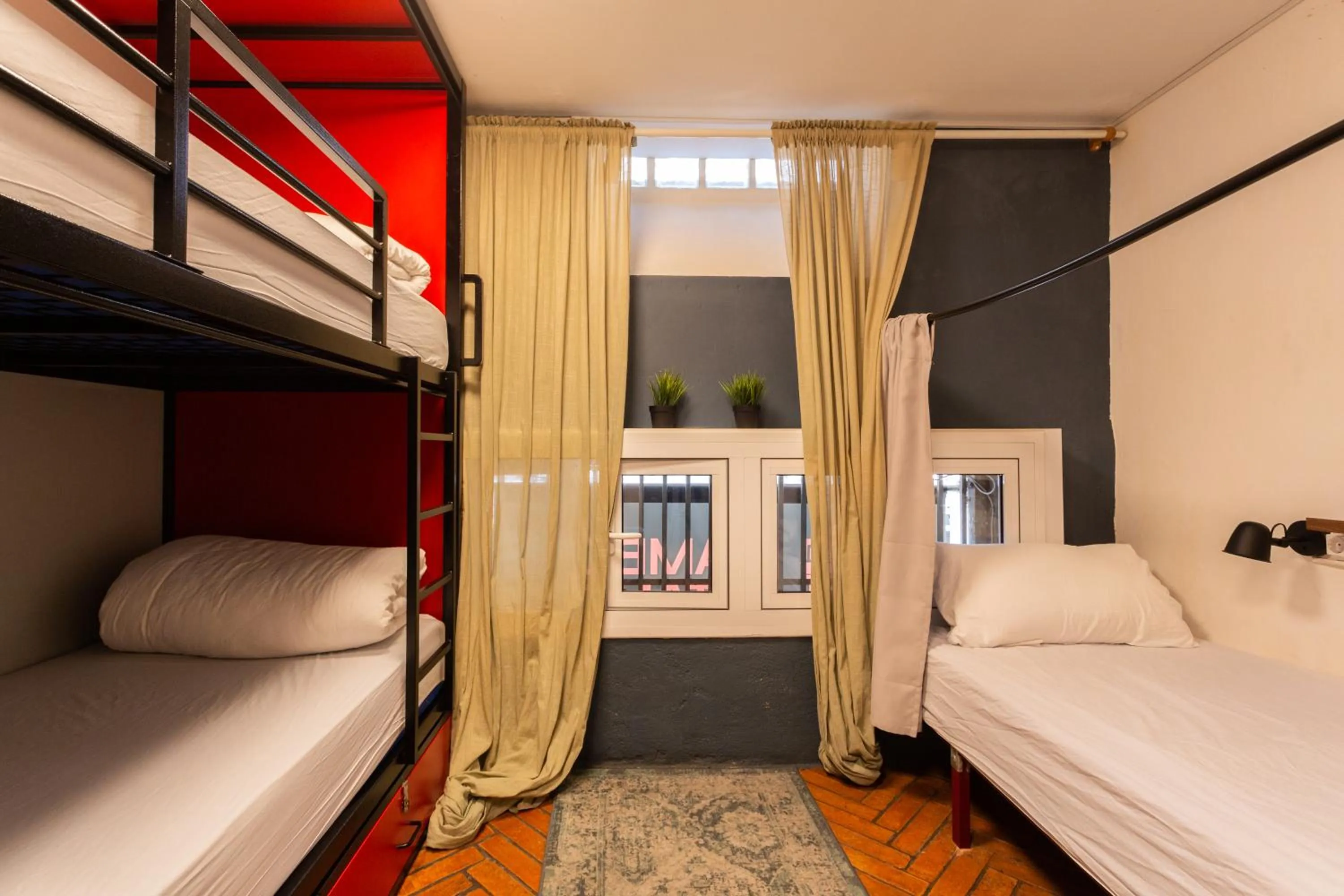 Photo of the whole room, Bed in Mambo Tango