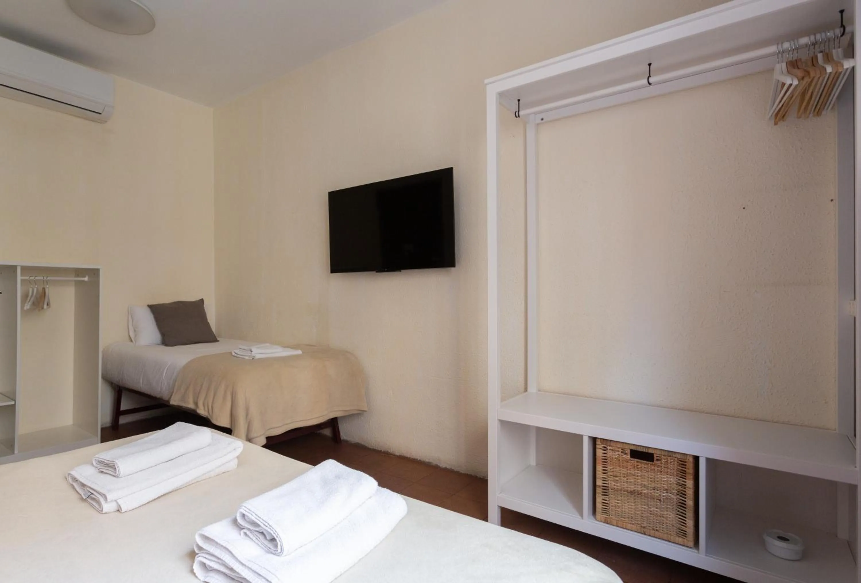 Photo of the whole room, Bed in Mambo Tango