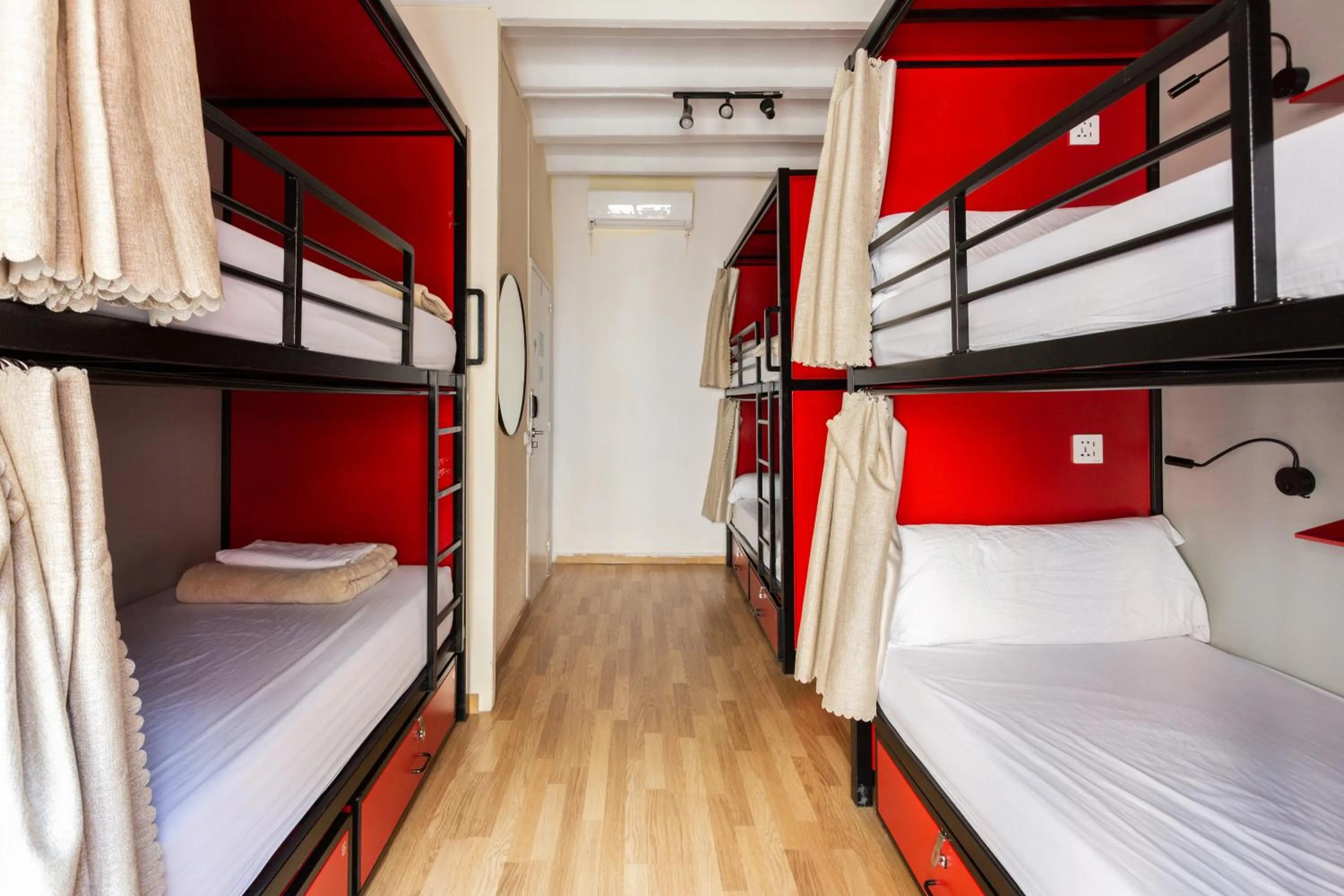 Photo of the whole room, Bed in Mambo Tango