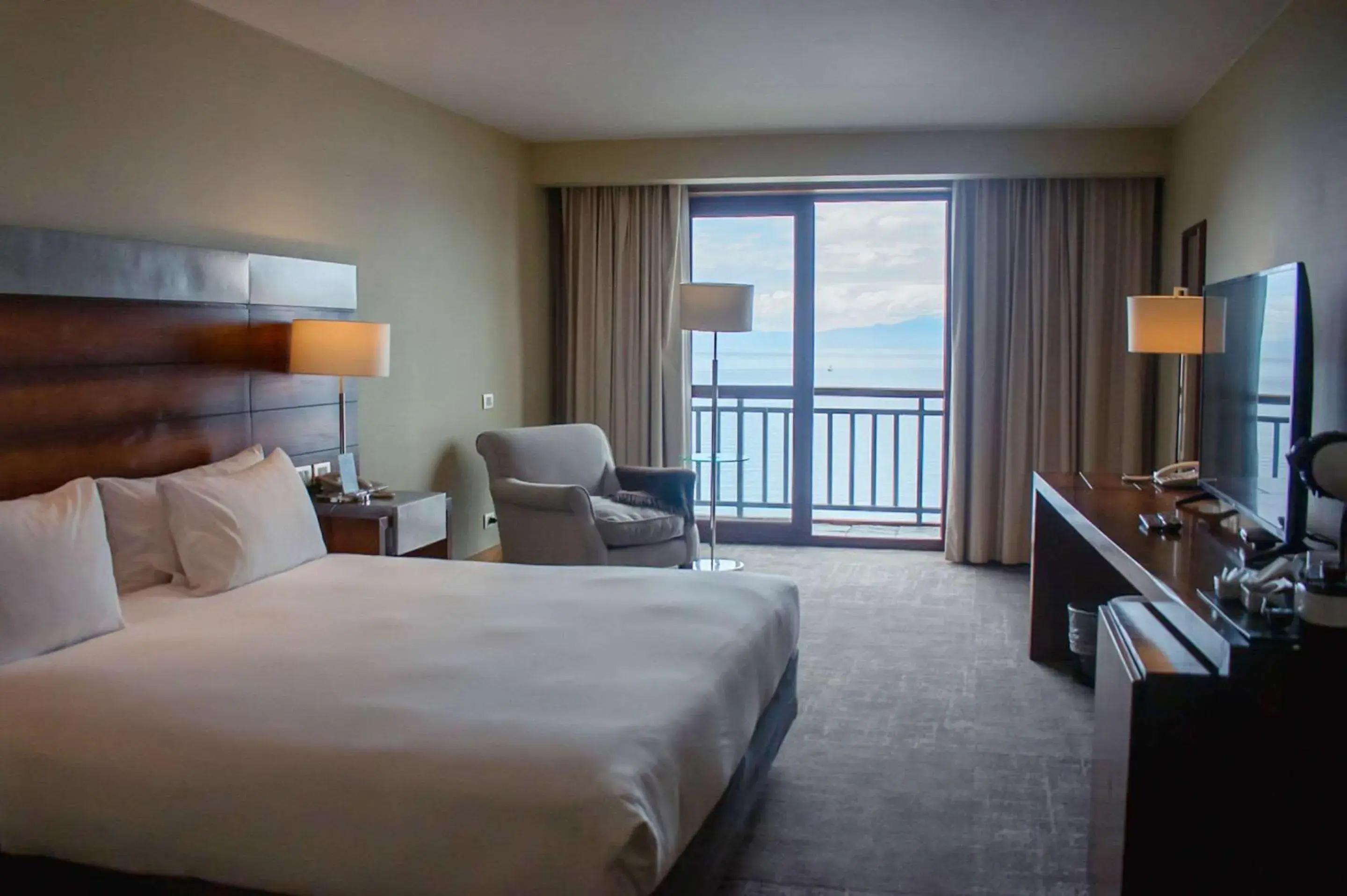 Bedroom, Bed in Radisson Hotel Puerto Varas Bedroom, Bed in Radisson Hotel Puerto Varas