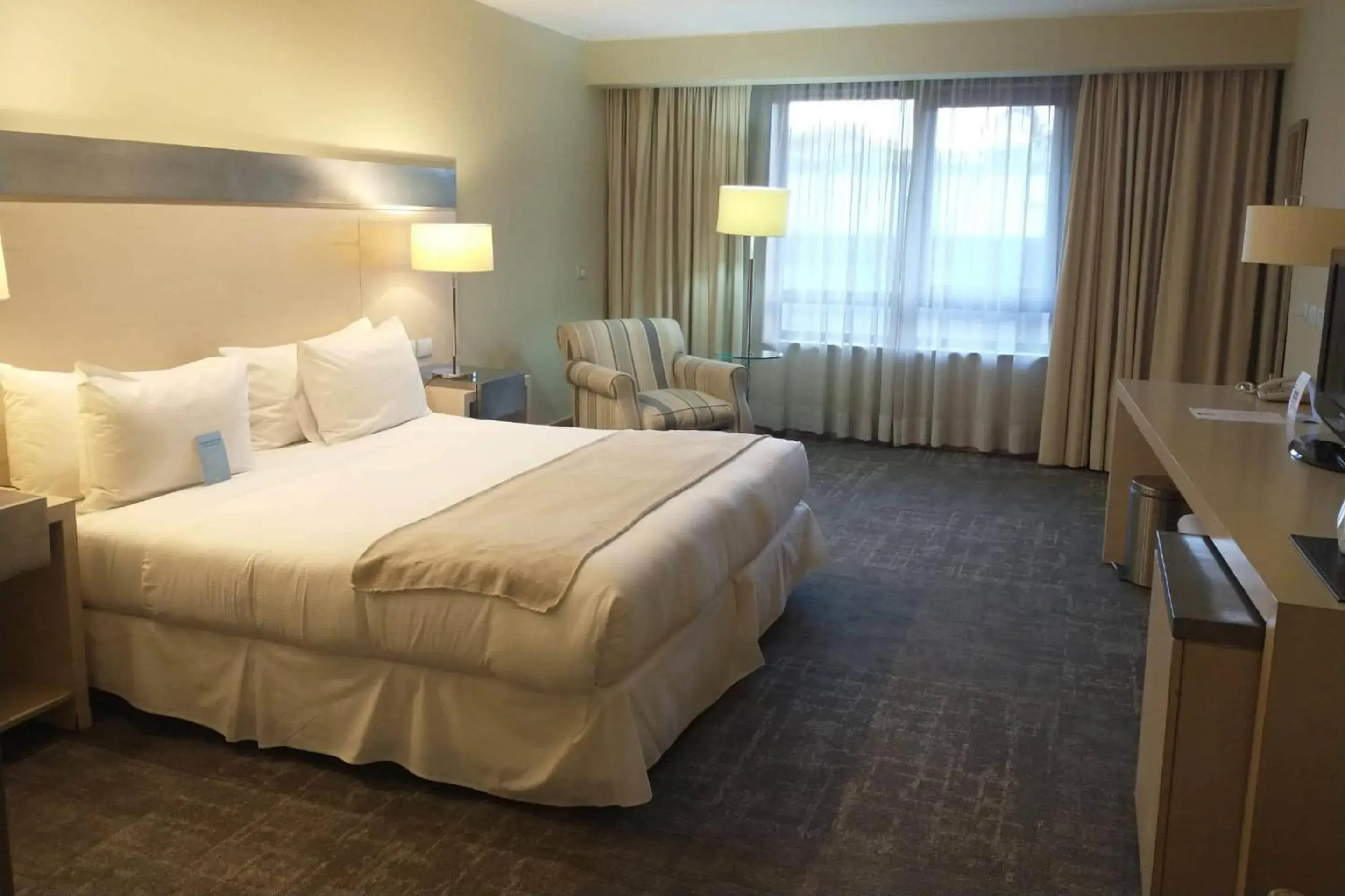 Bedroom, Bed in Radisson Hotel Puerto Varas Bedroom, Bed in Radisson Hotel Puerto Varas