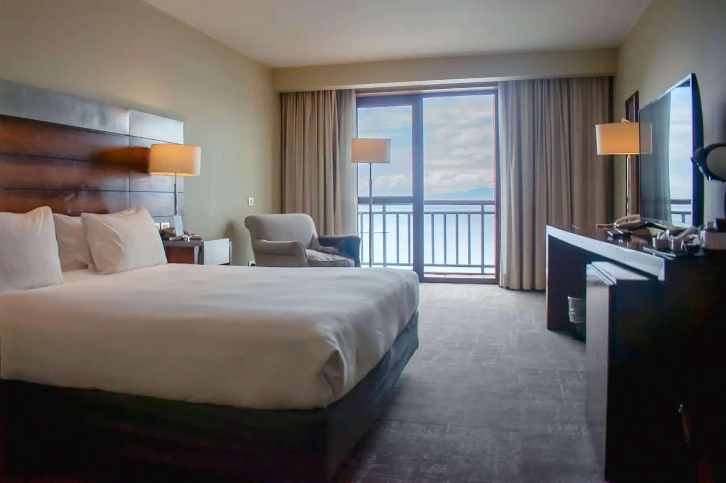 Bedroom, Bed in Radisson Hotel Puerto Varas Bedroom, Bed in Radisson Hotel Puerto Varas