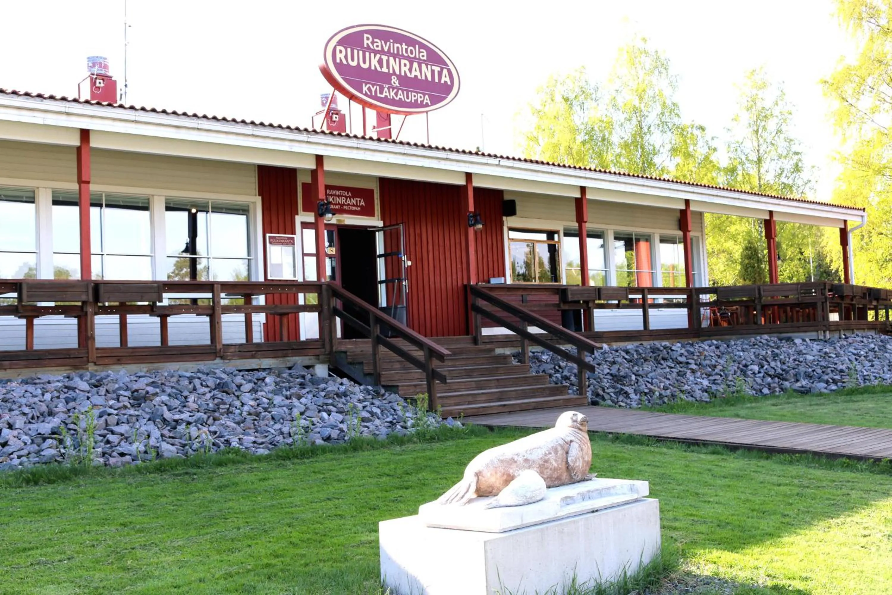 Restaurant/places to eat in Oravi Apartments