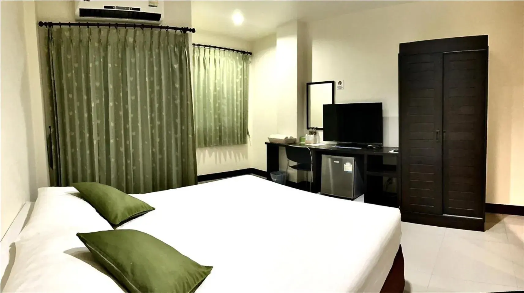 Standard Queen Room in T.P. Place Hotel Standard Queen Room in T.P. Place Hotel