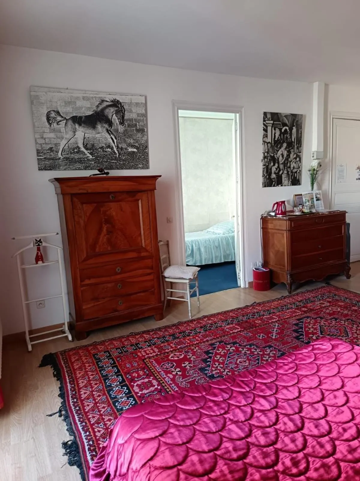 Seating area, Bed in Lalobema