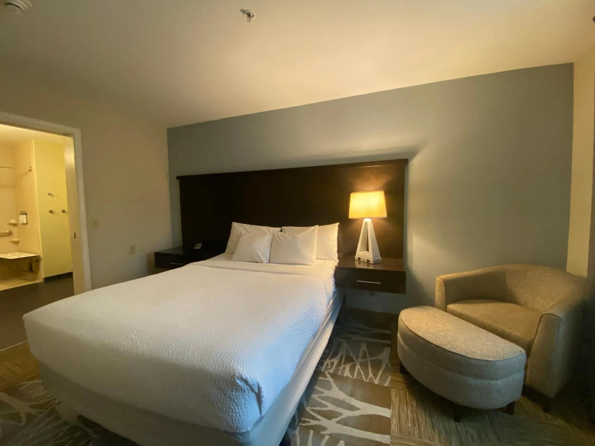 Photo of the whole room, Bed in Staybridge Suites Syracuse Liverpool by IHG
