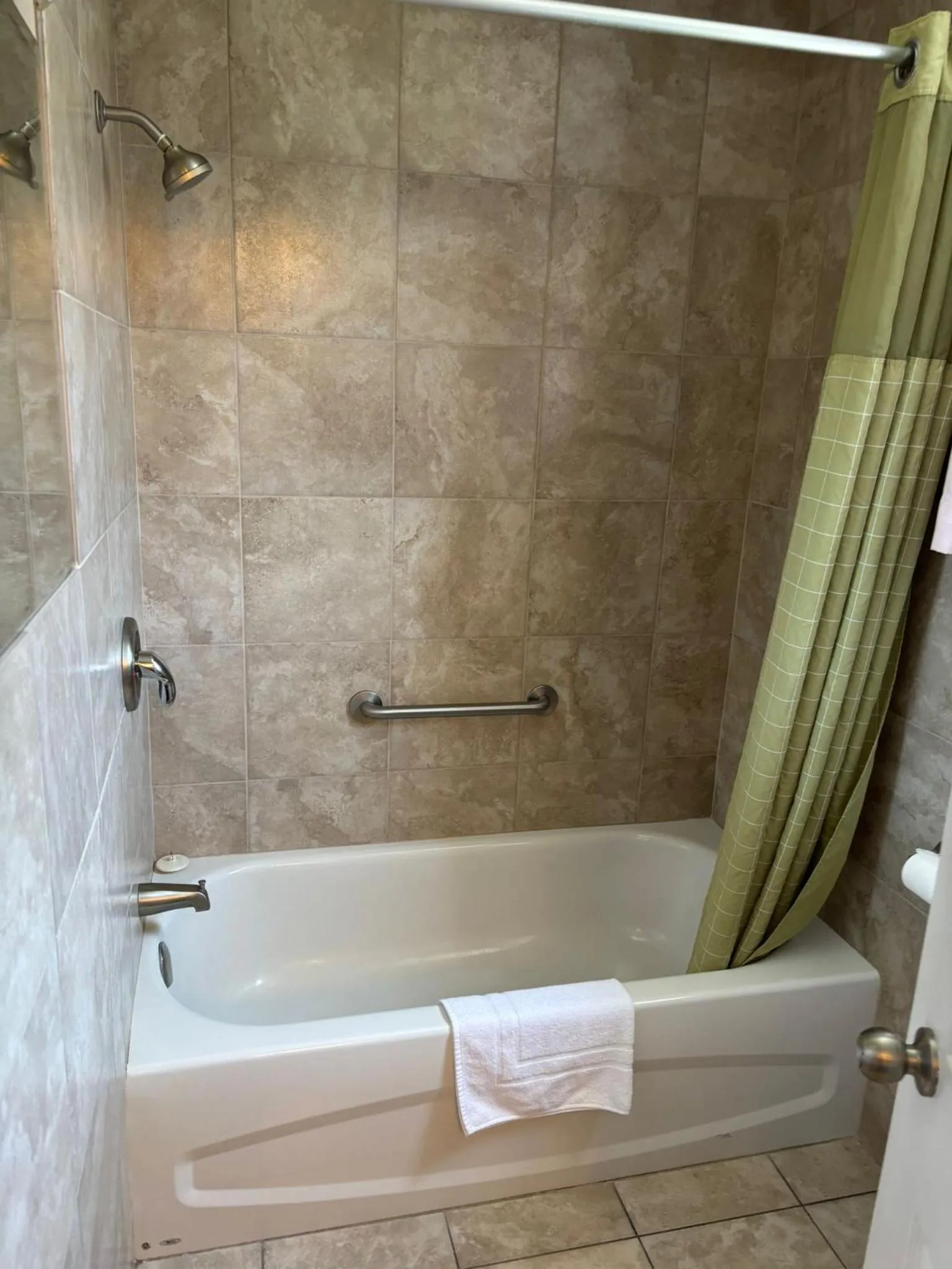 Bath in Seven Oakes Motel