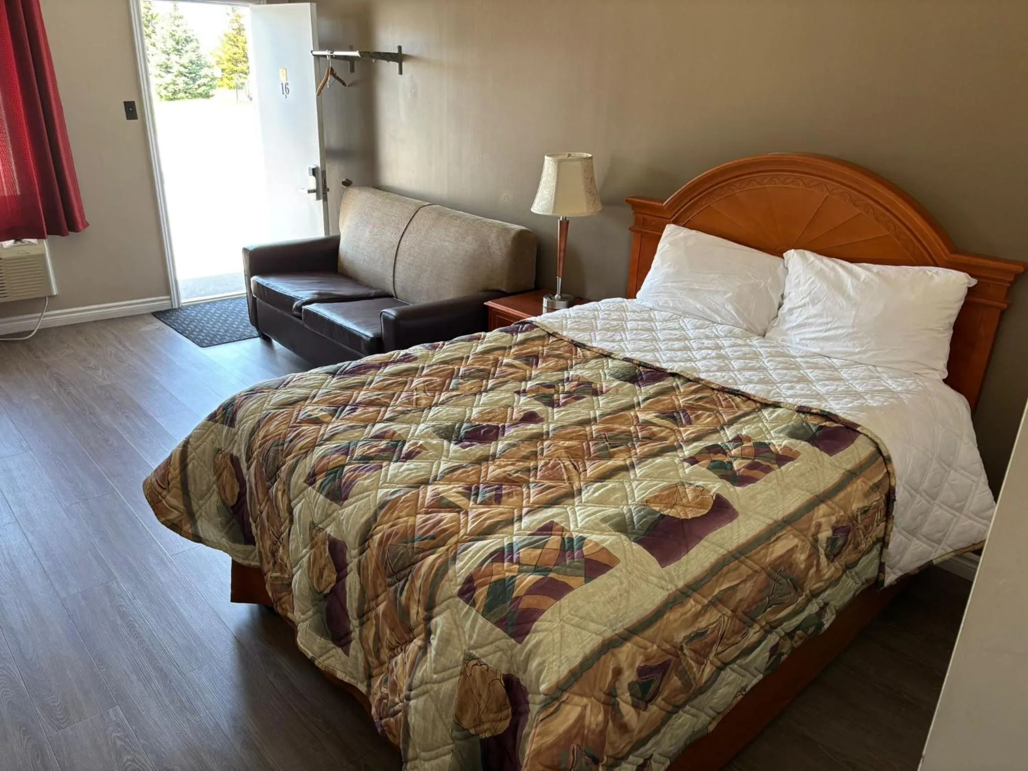 Bed in Seven Oakes Motel