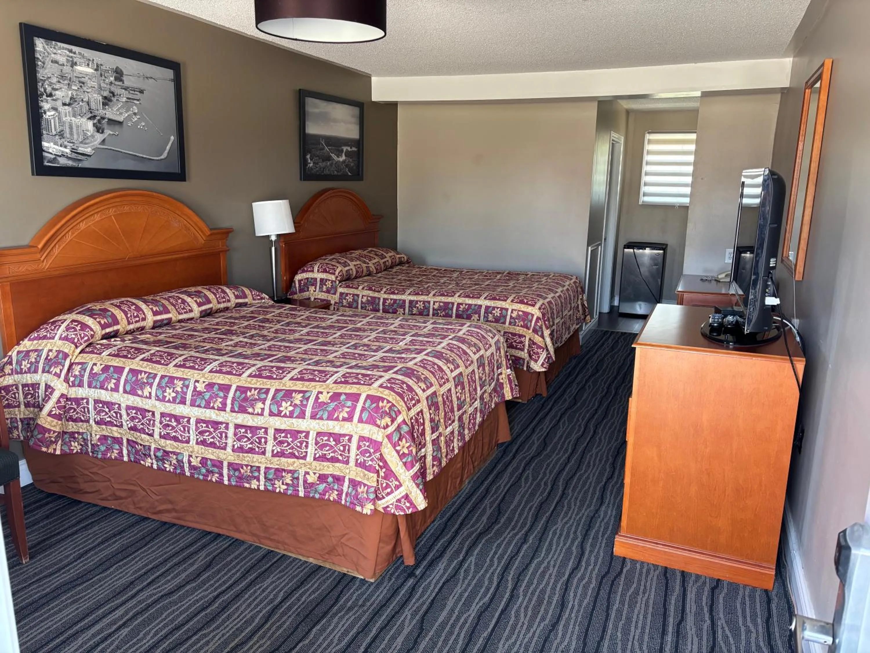 Bed in Seven Oakes Motel