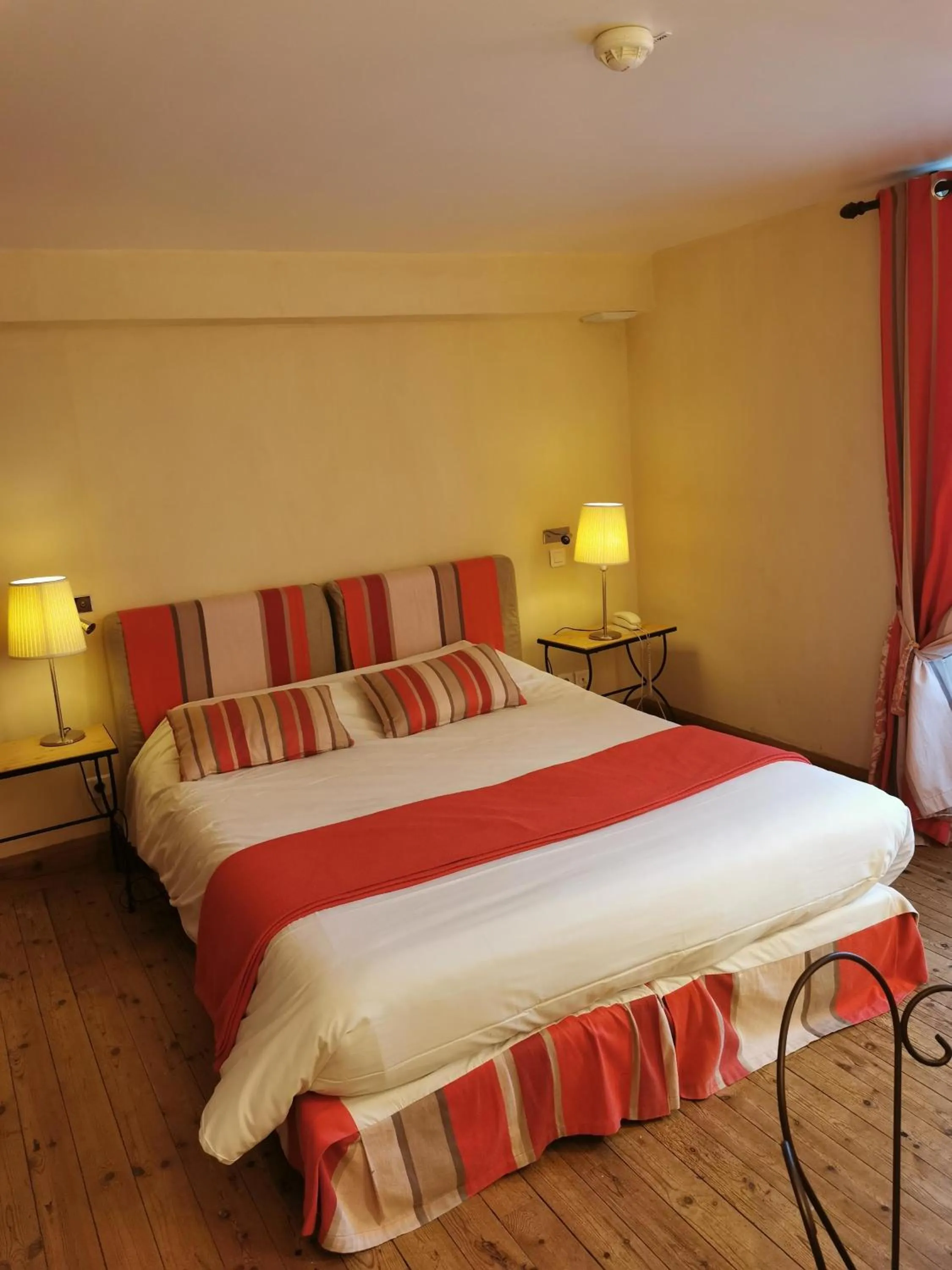 Bed in Hôtel Les Orangeries