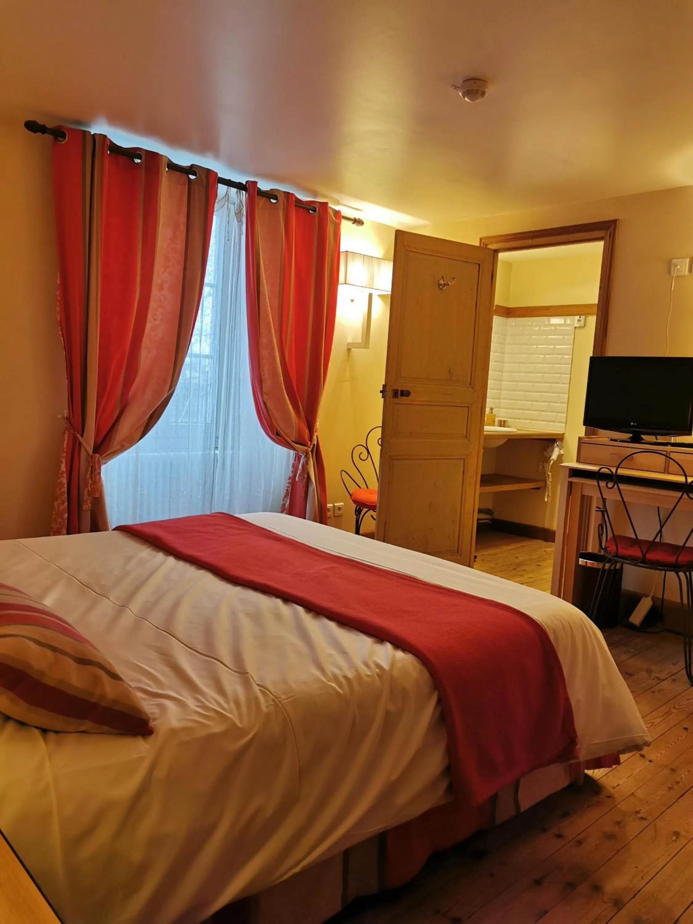 Bed in Hôtel Les Orangeries