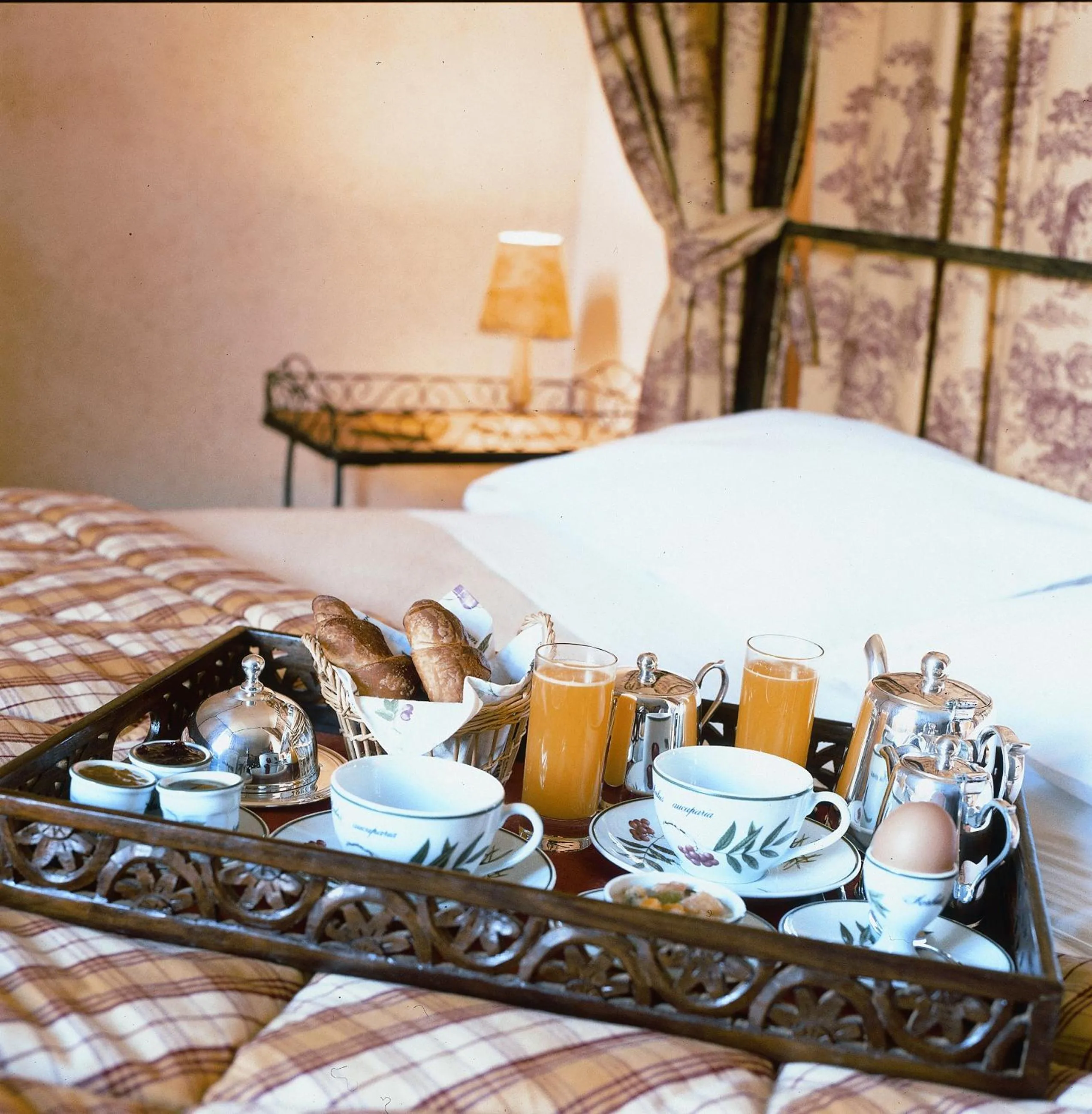 Garden view, Bed in Hôtel Les Orangeries