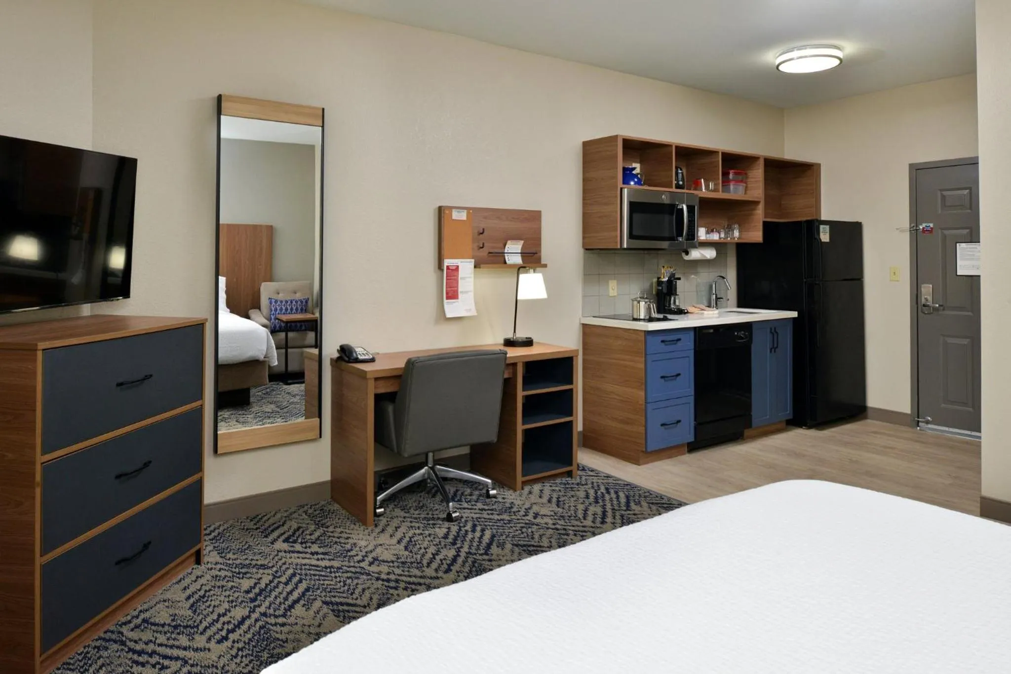 Photo of the whole room, Bed in Candlewood Suites Kansas City Northeast by IHG