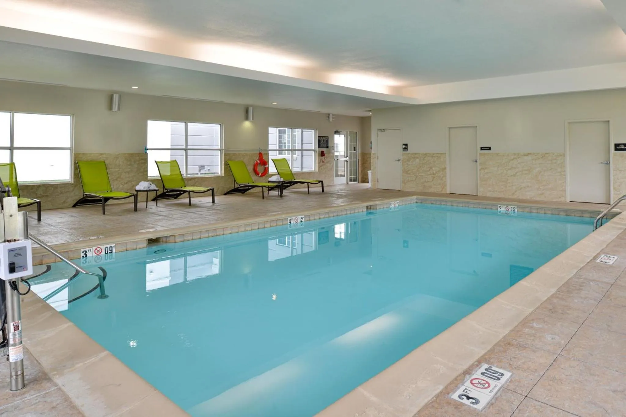 Swimming pool in Candlewood Suites Kansas City Northeast by IHG