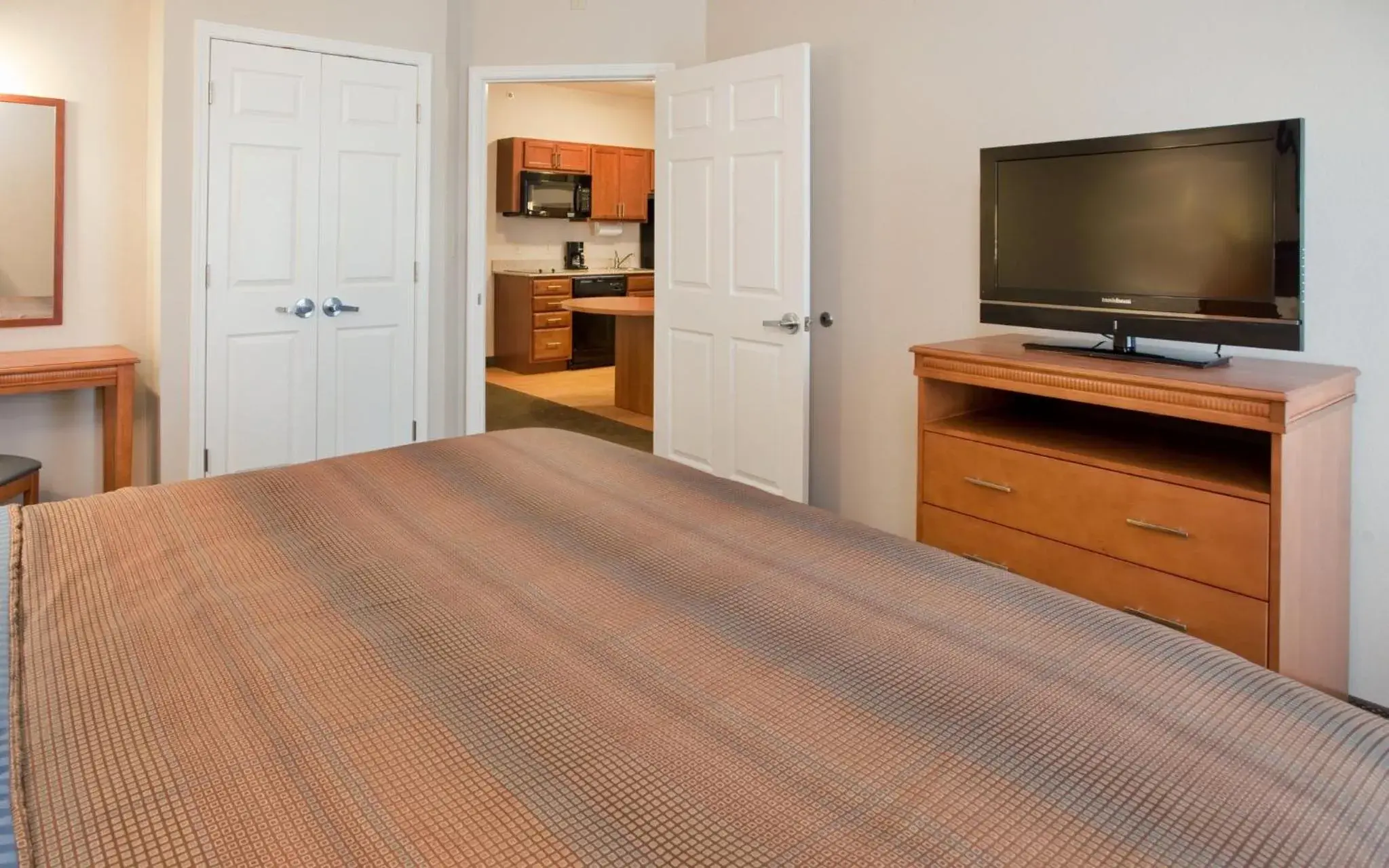 Bedroom, Bed in Candlewood Suites Kansas City Northeast by IHG Bedroom, Bed in Candlewood Suites Kansas City Northeast by IHG