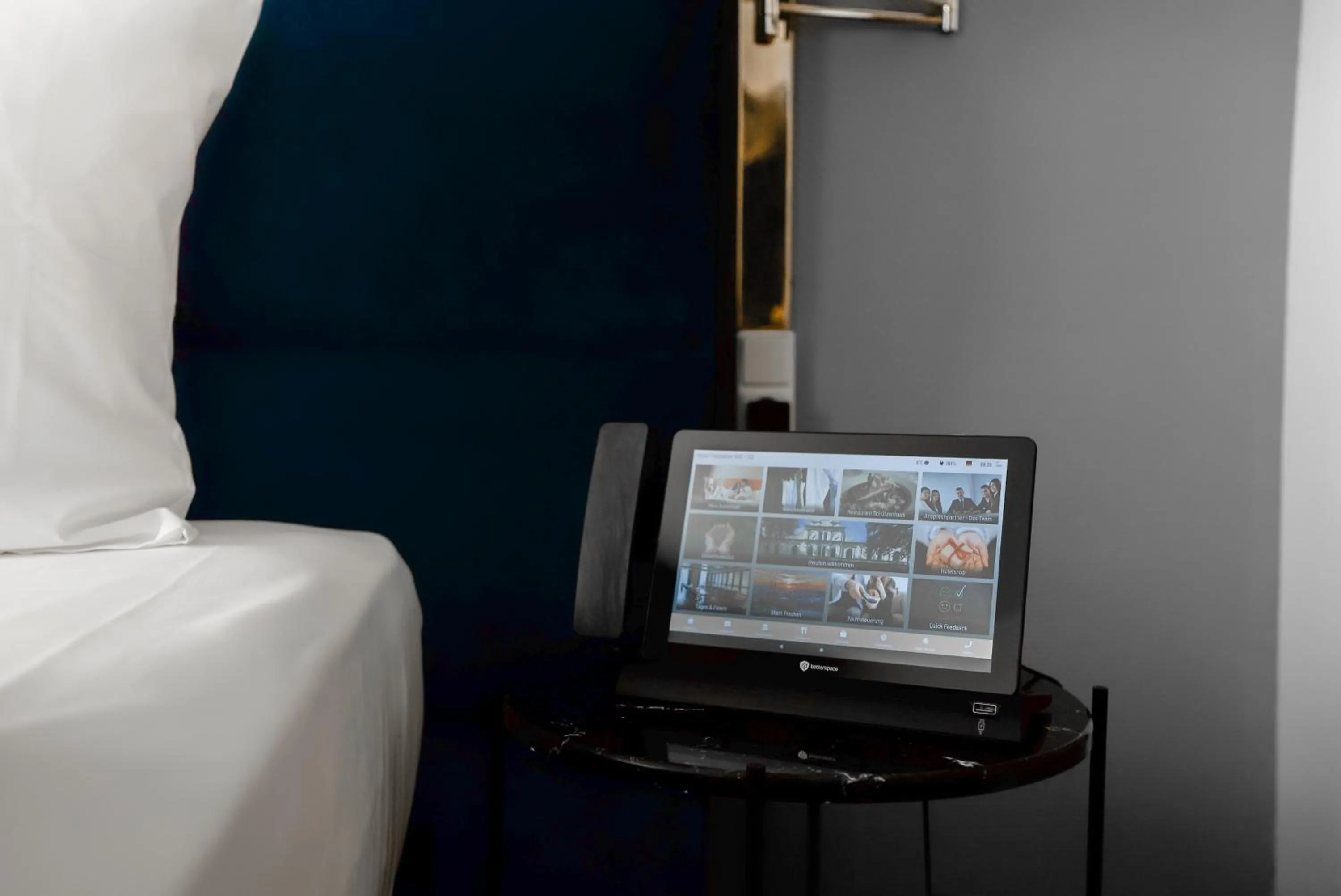 TV and multimedia, Bed in Hotel Frechener Hof