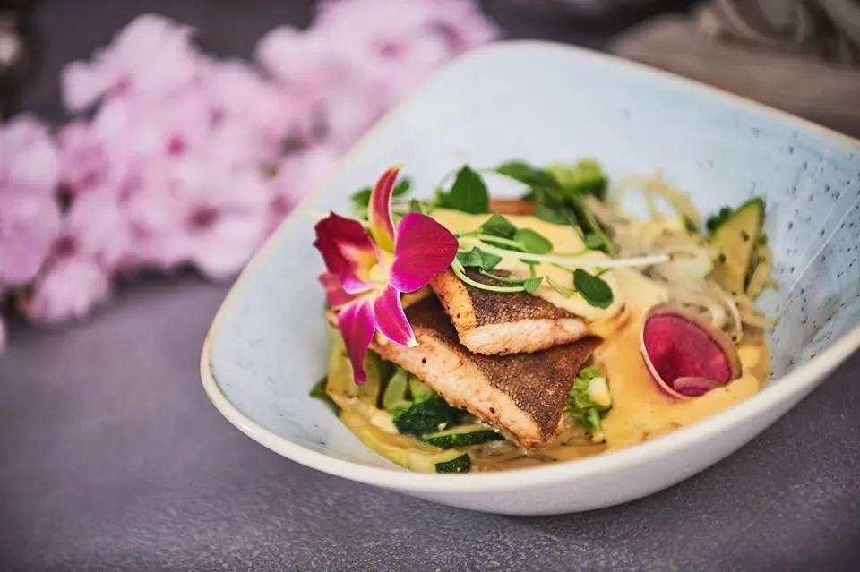 Restaurant/places to eat in Dworek Bukowy Park