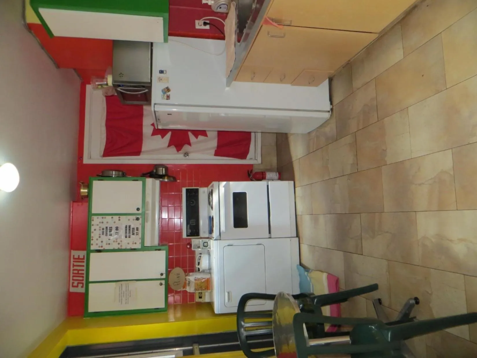 Kitchen or kitchenette in Auberge Jeunesse La Belle Planete Backpackers Hostel