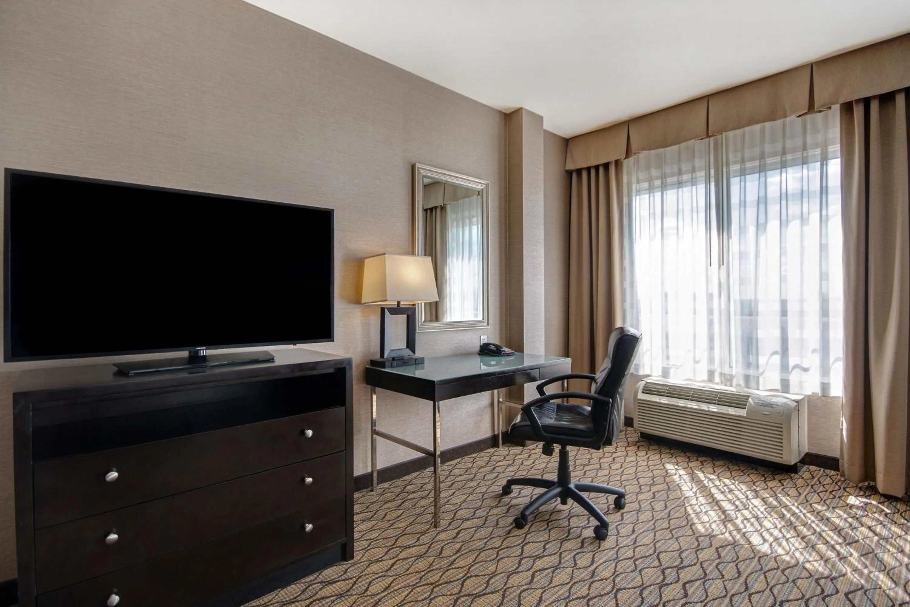 Photo of the whole room, Bed in Holiday Inn Detroit Metro Airport by IHG