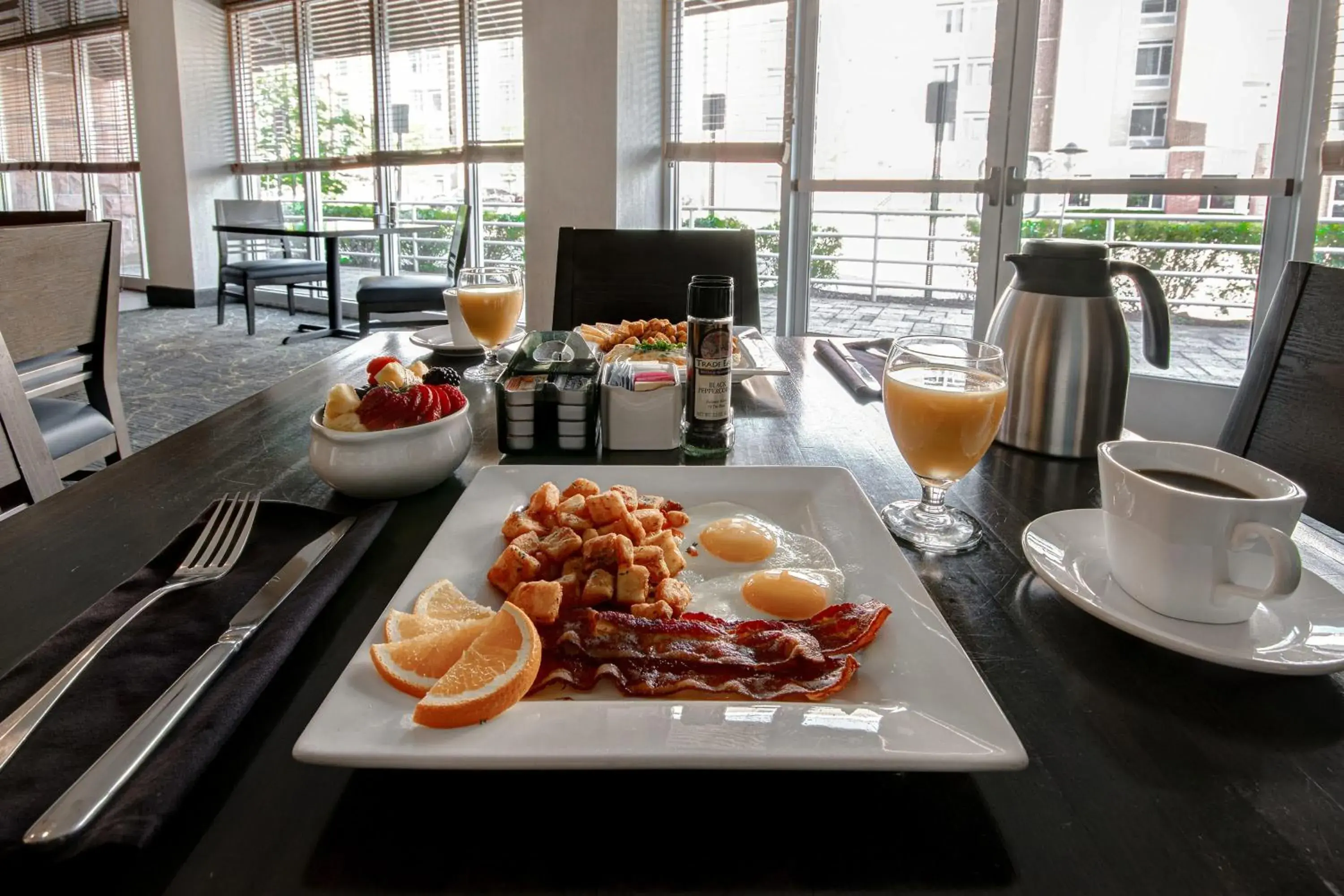 Restaurant/places to eat in Holiday Inn Detroit Metro Airport by IHG Restaurant/places to eat in Holiday Inn Detroit Metro Airport by IHG