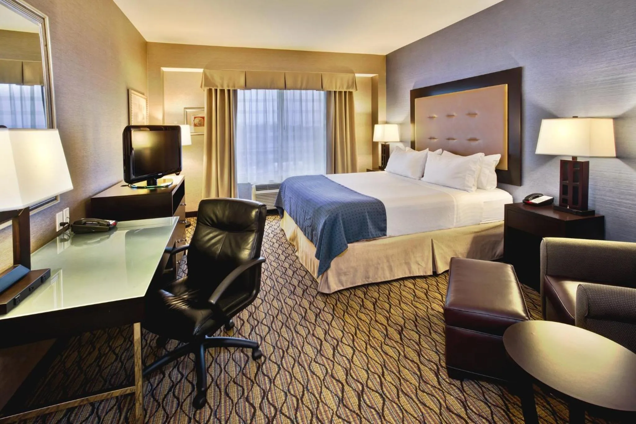 Photo of the whole room, Bed in Holiday Inn Detroit Metro Airport by IHG