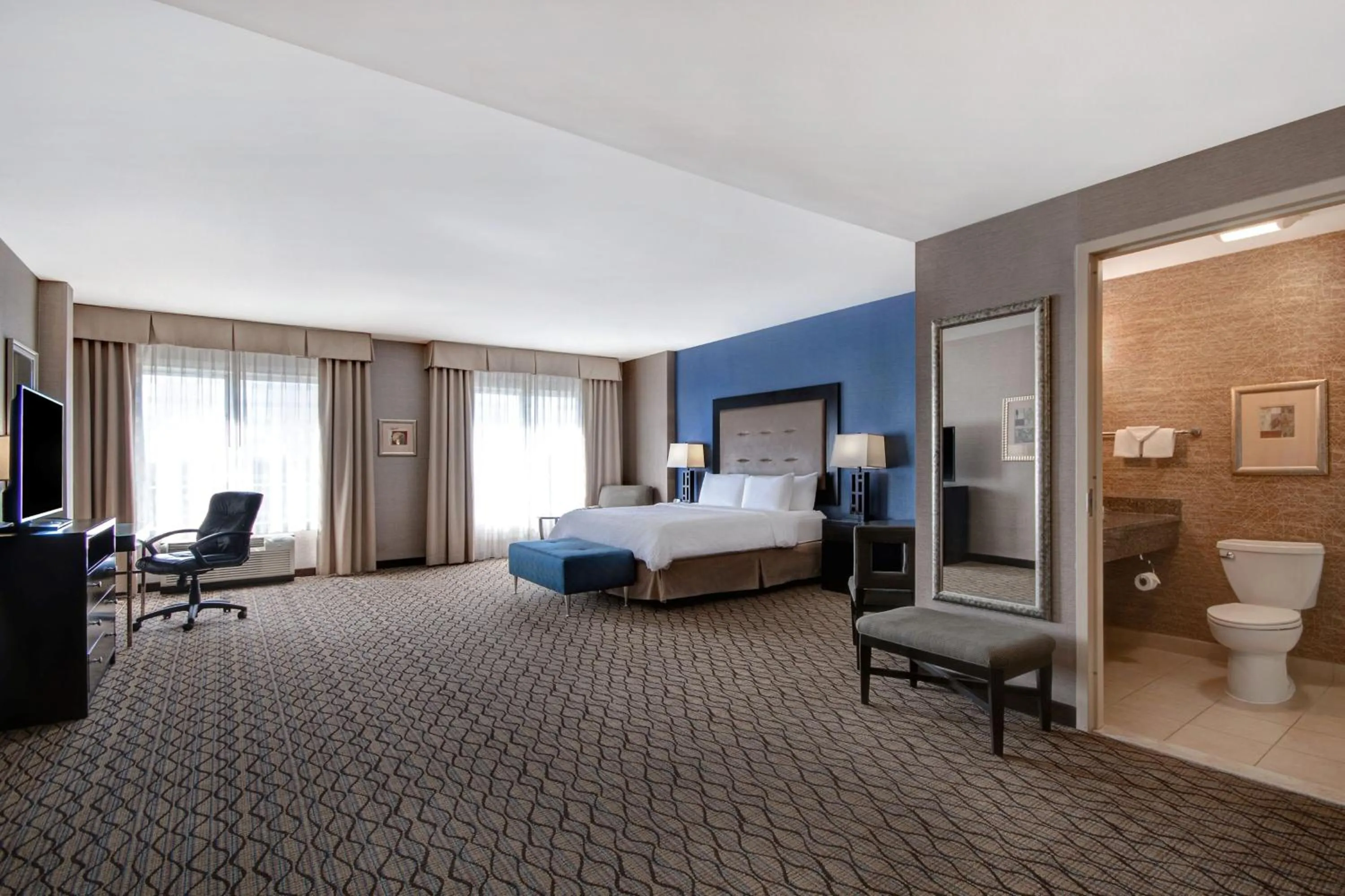 Photo of the whole room, Bed in Holiday Inn Detroit Metro Airport by IHG