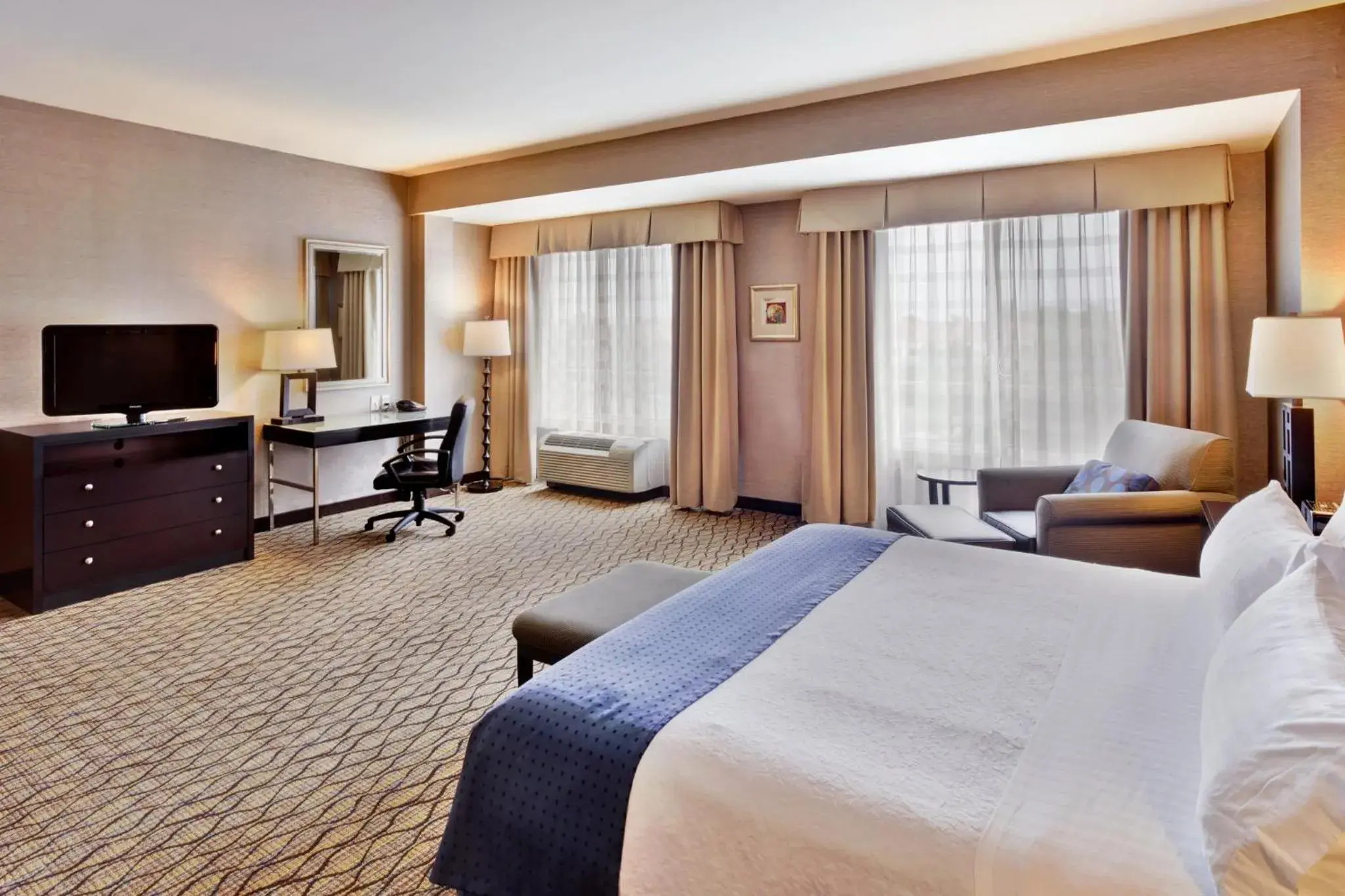 Photo of the whole room, Bed in Holiday Inn Detroit Metro Airport by IHG Photo of the whole room, Bed in Holiday Inn Detroit Metro Airport by IHG