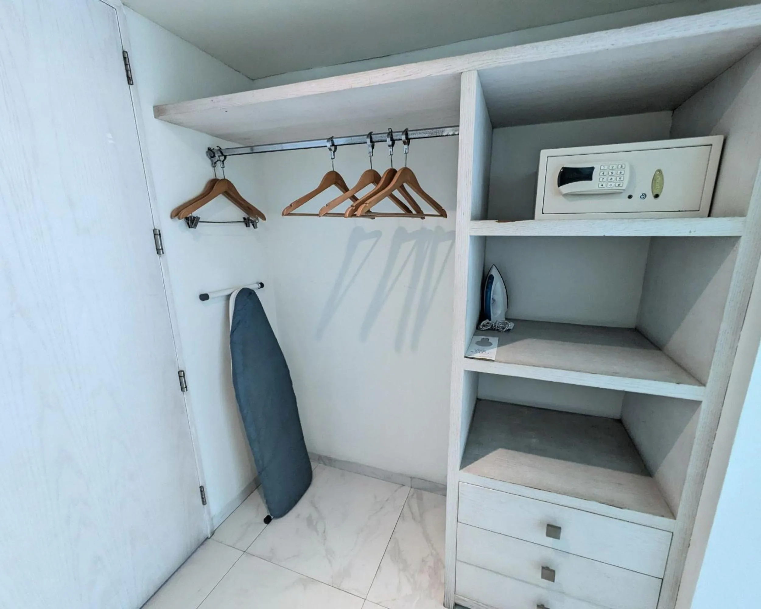 trouser press in We Hotel Acapulco