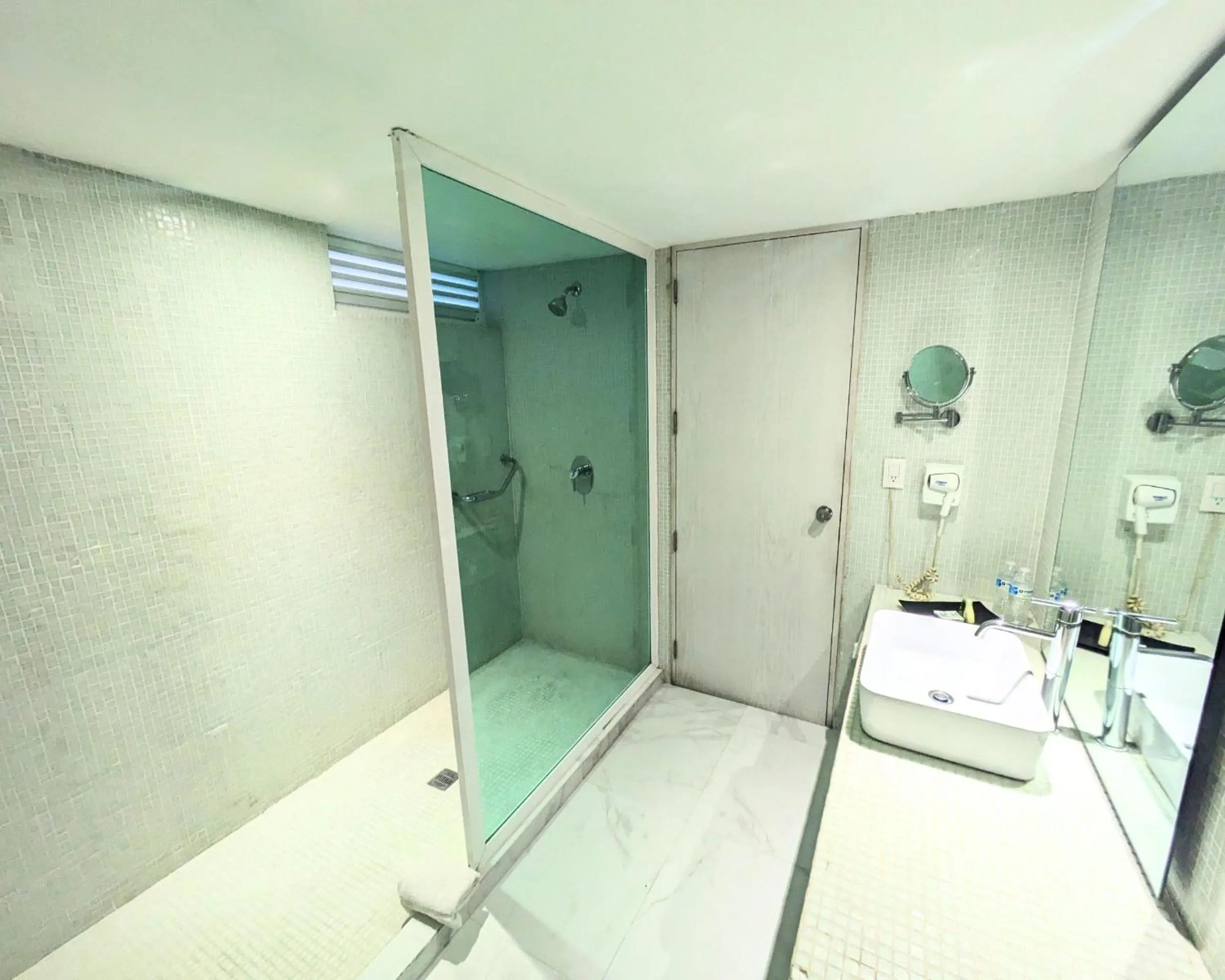 Shower in We Hotel Acapulco