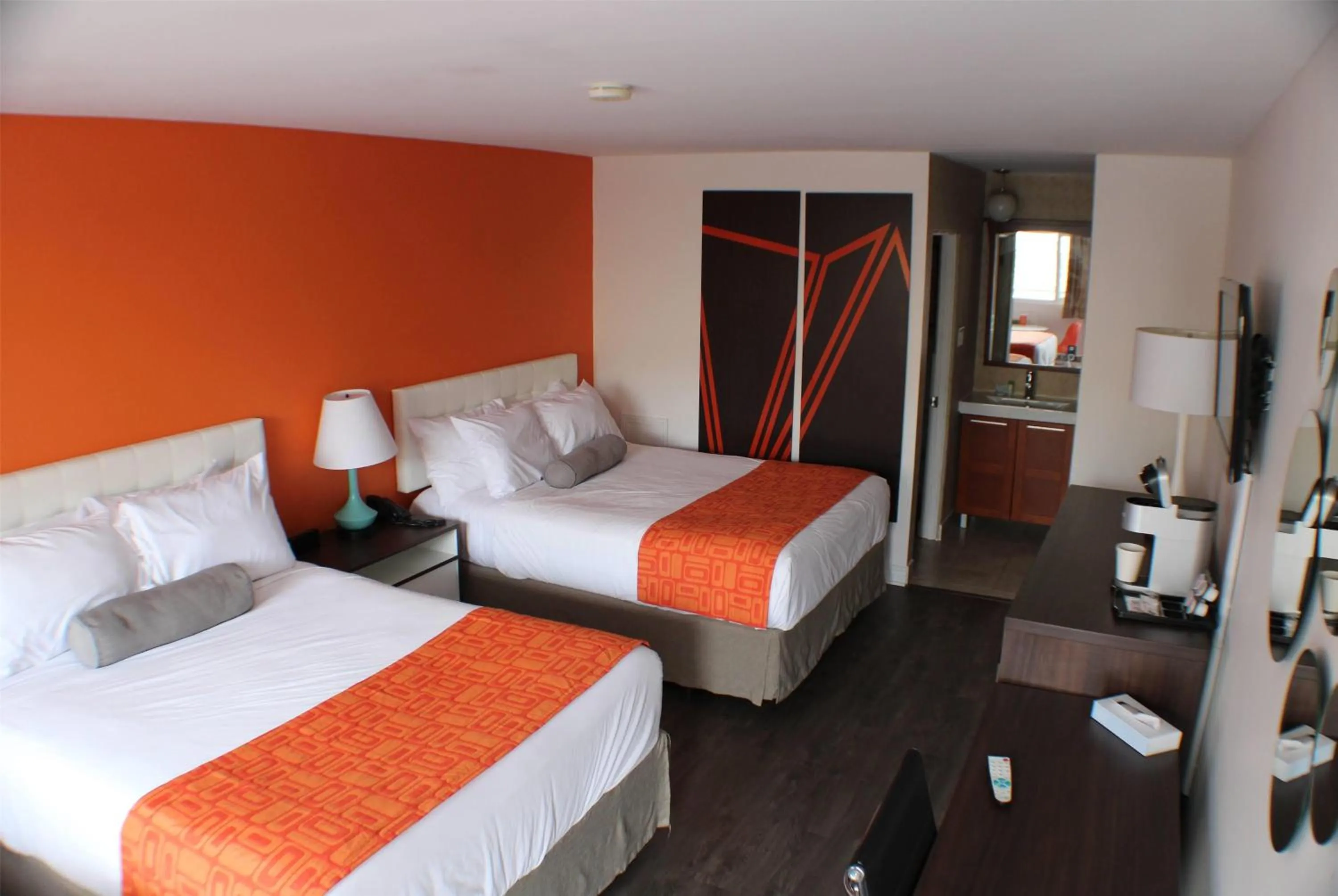 Photo of the whole room, Bed in Howard Johnson Inn by Wyndham Kingston