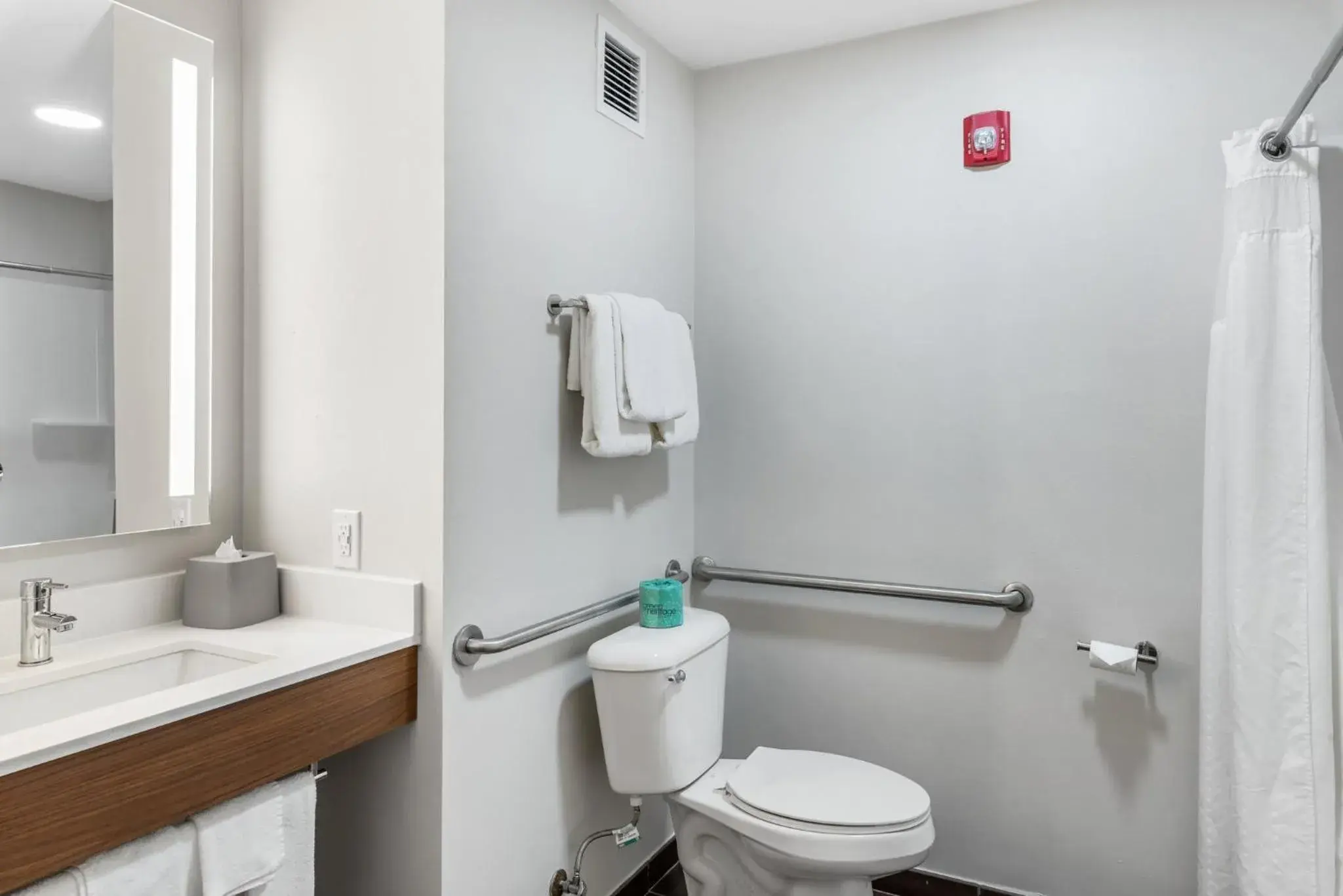 King Room - Mobility Access/Hearing Accessible in Holiday Inn Express & Suites Maumelle by IHG King Room - Mobility Access/Hearing Accessible in Holiday Inn Express & Suites Maumelle by IHG