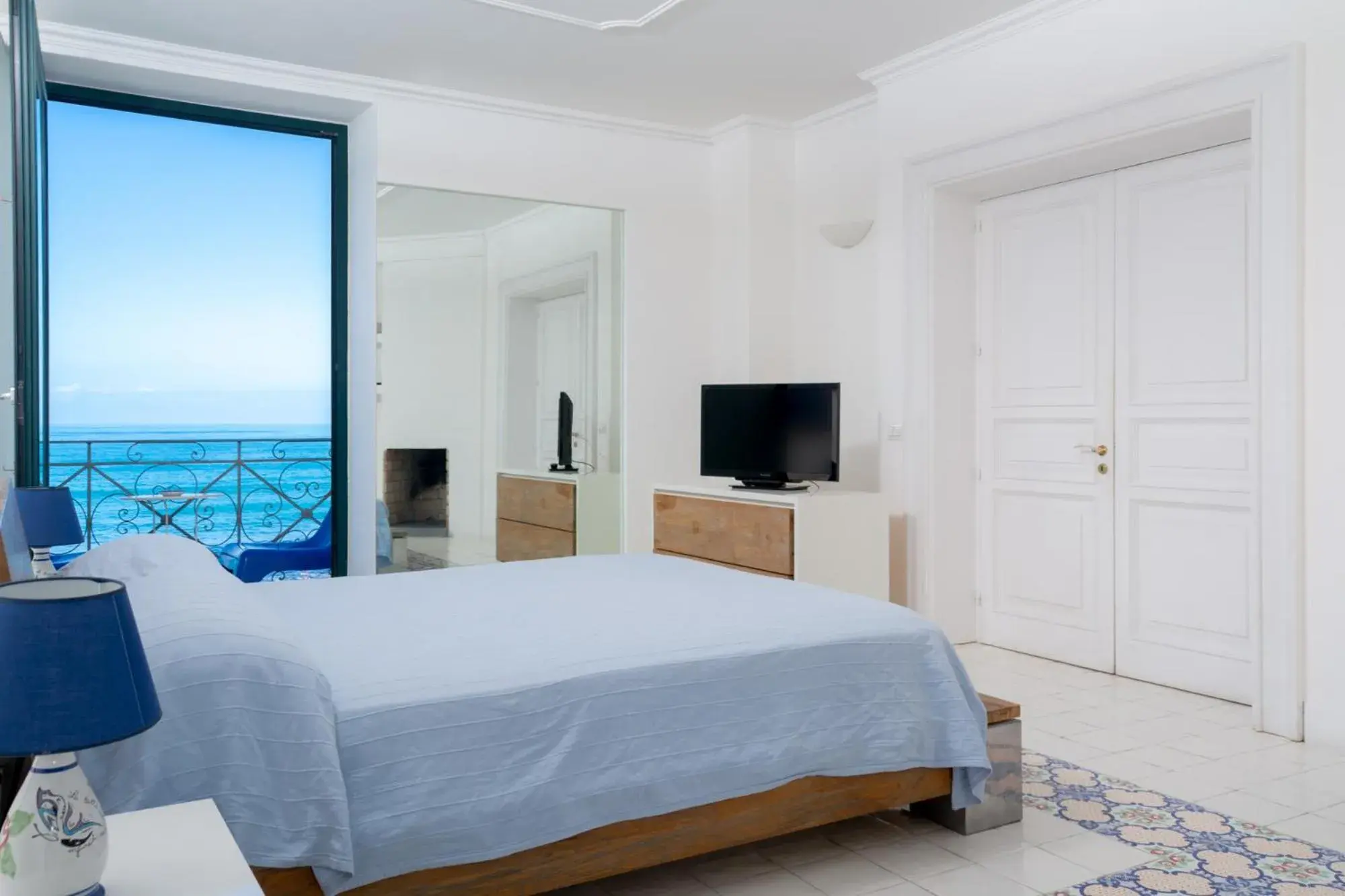 Double Room with Sea View in La Belle Vie B&B Double Room with Sea View in La Belle Vie B&B