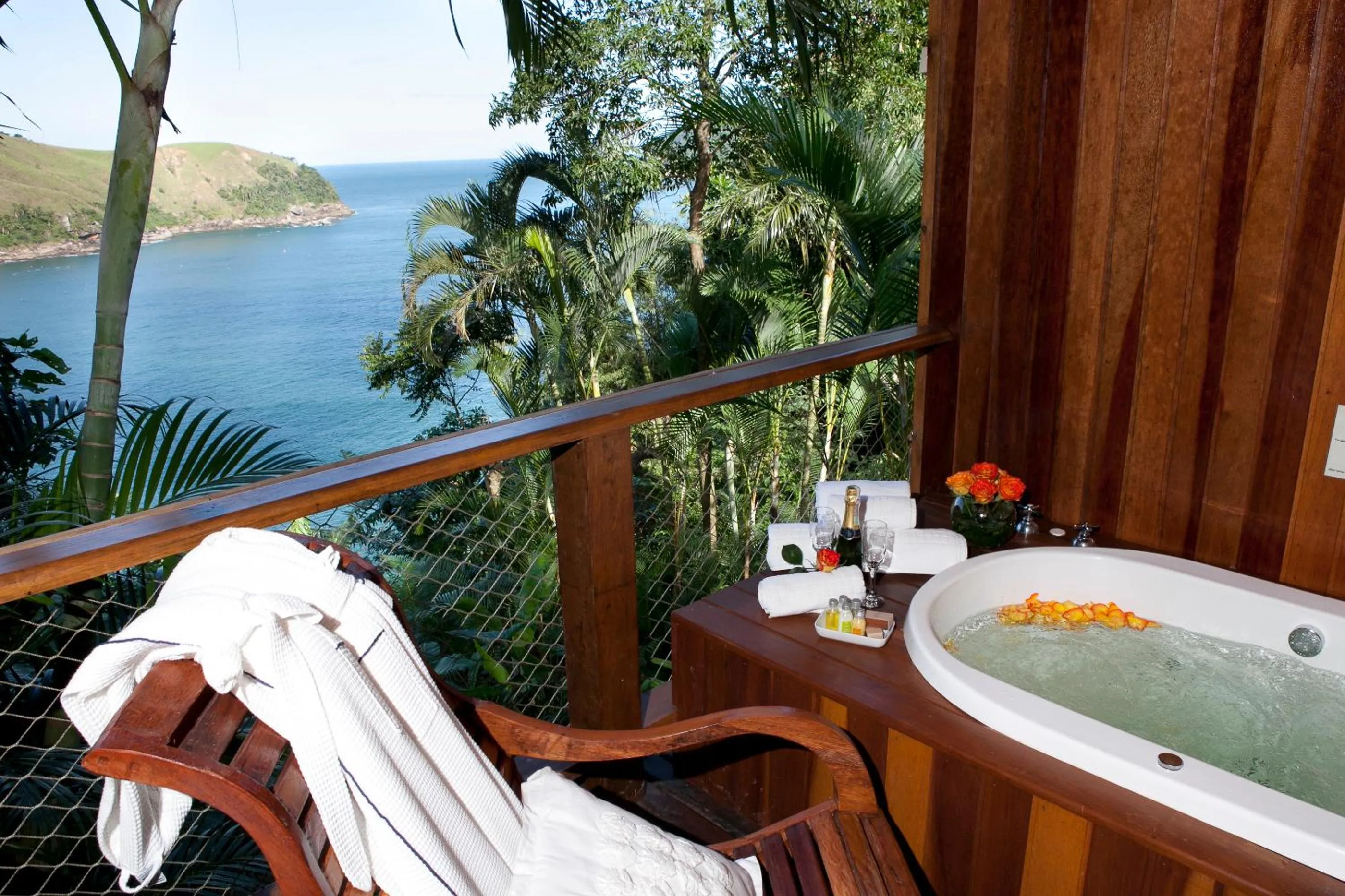 Hot Tub in Ilha de Toque Toque Eco Hotel