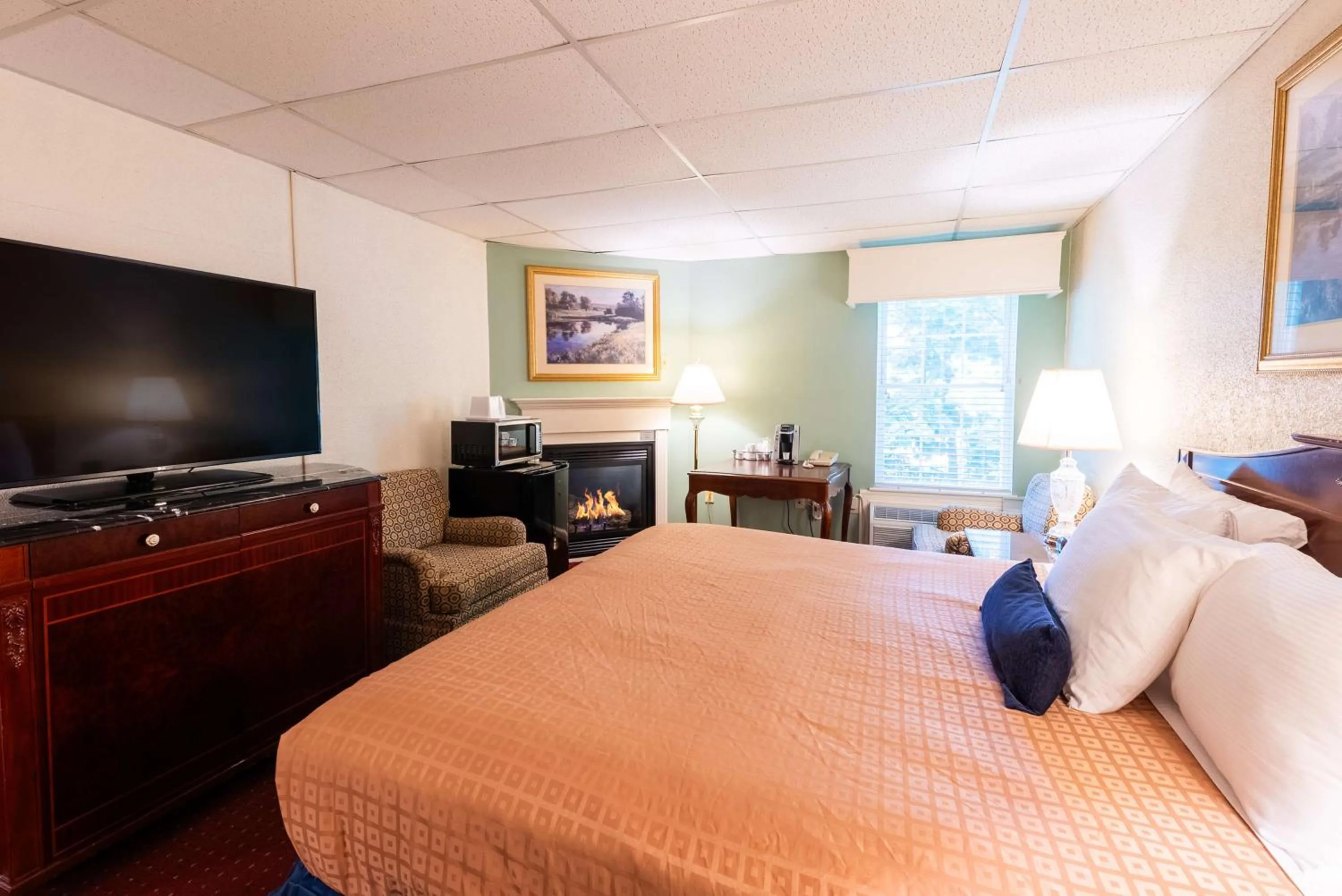 Bedroom, Bed in Fireside Inn and Suites Bangor