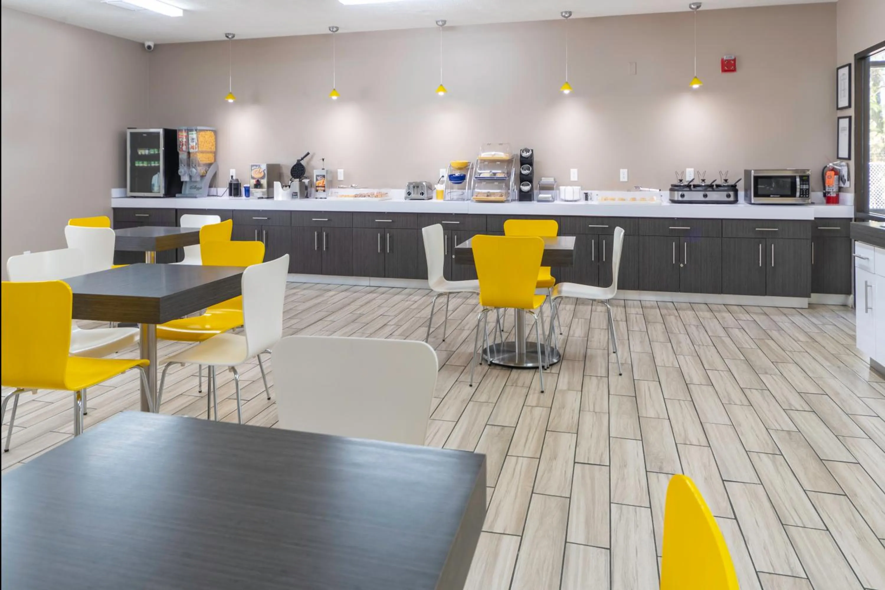 Continental breakfast in BridgePointe Inn & Suites by BPhotels, Council Bluffs, Omaha Area