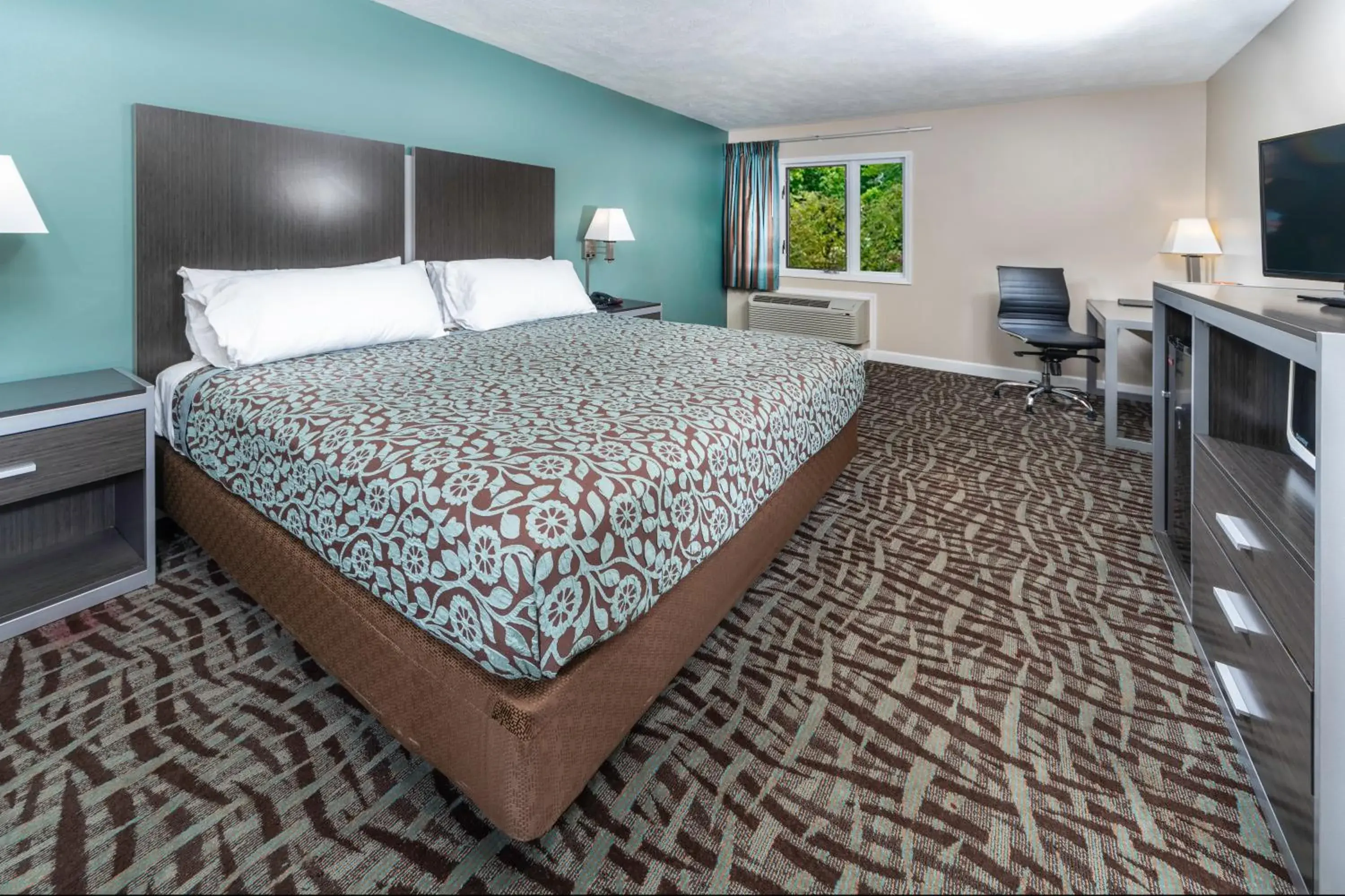 Standard King Room in BridgePointe Inn & Suites by BPhotels, Council Bluffs, Omaha Area Standard King Room in BridgePointe Inn & Suites by BPhotels, Council Bluffs, Omaha Area